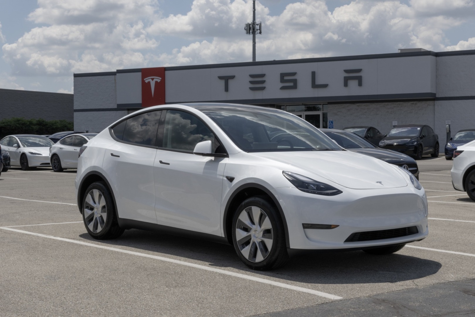 „Elon Musk în fața unor provocări pe piața europeană în timp ce cumpărătorii încep să se îndepărteze de Tesla”