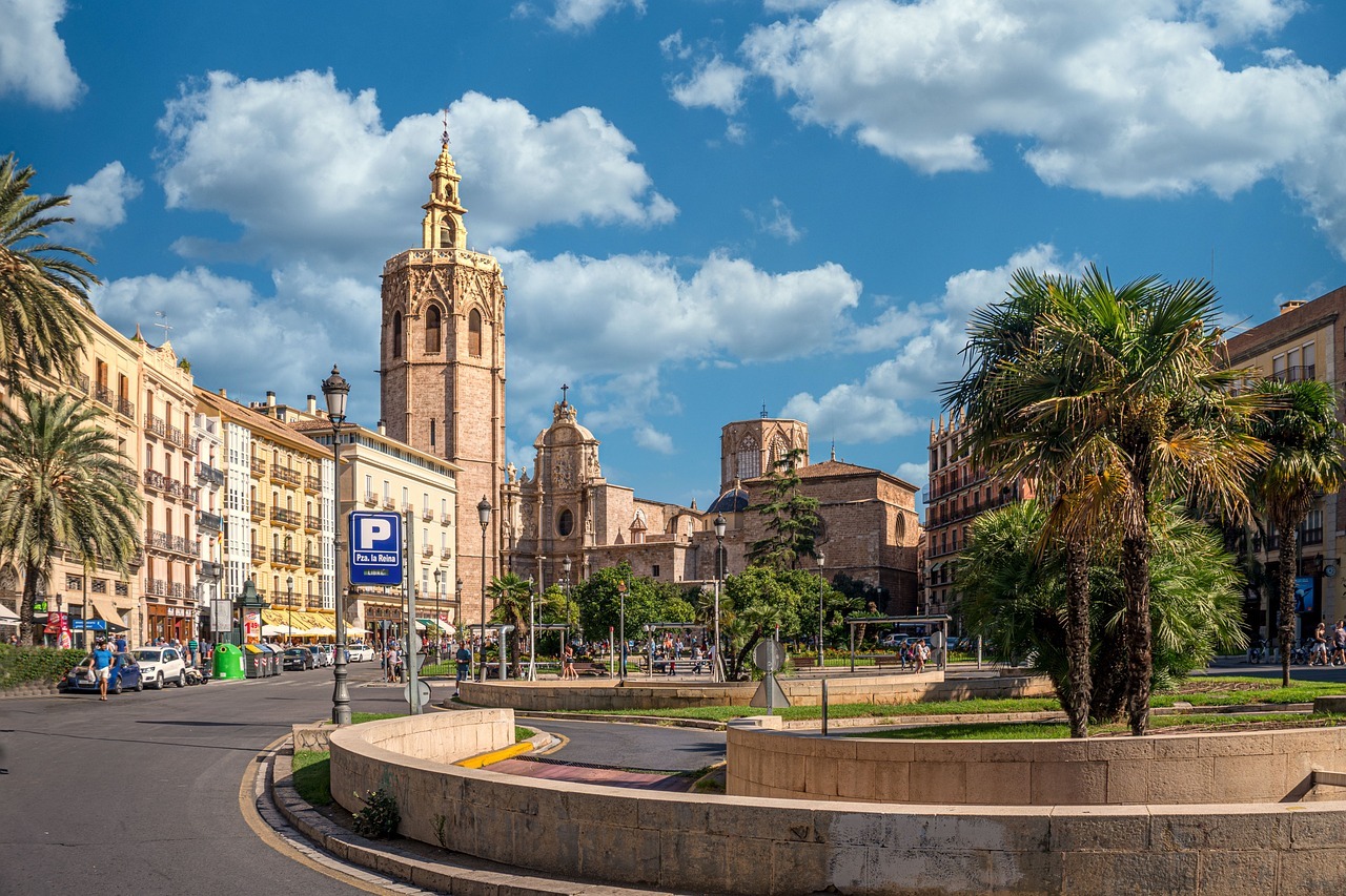 „Valencia oprește furnizarea de utilități la locuințele închiriate ilegal de turiști: Strategii implementate de Budapesta și Atena pentru a controla turismul excesiv”