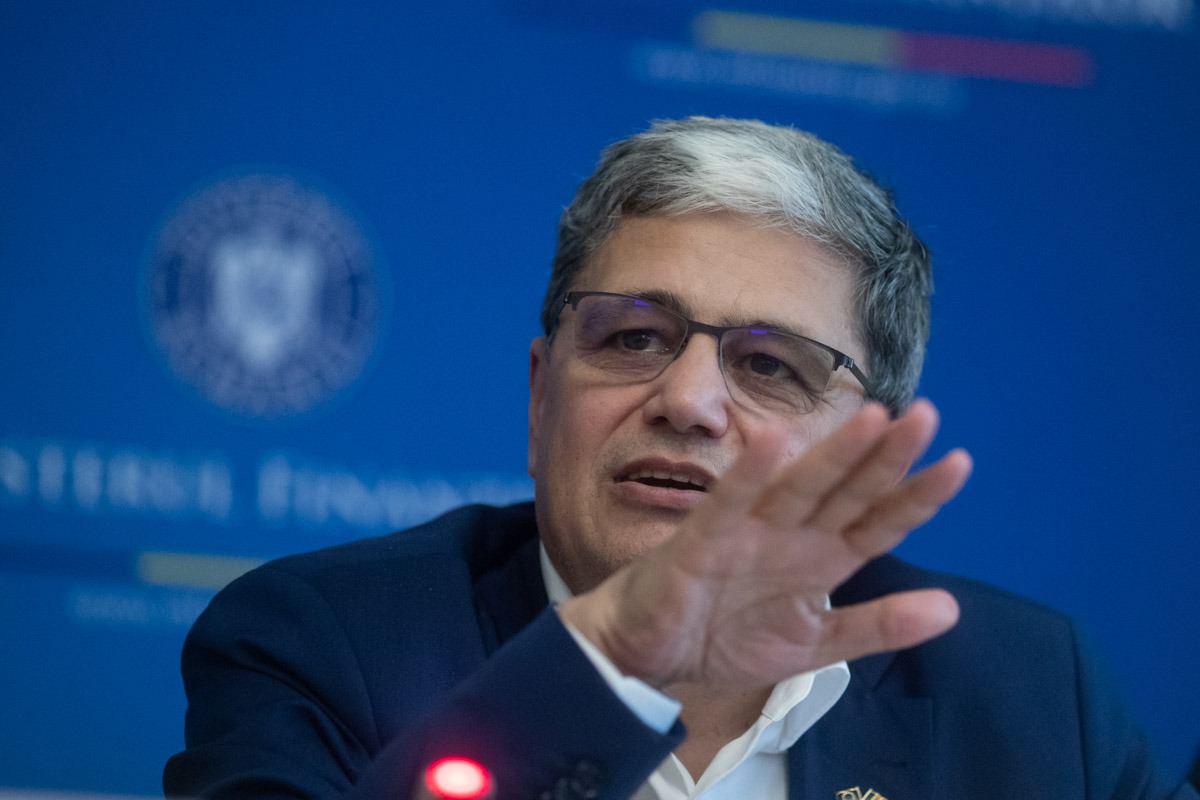 „Ministrul Finanțelor admite că deficitul s-ar putea ridica la peste 8% din PIB”