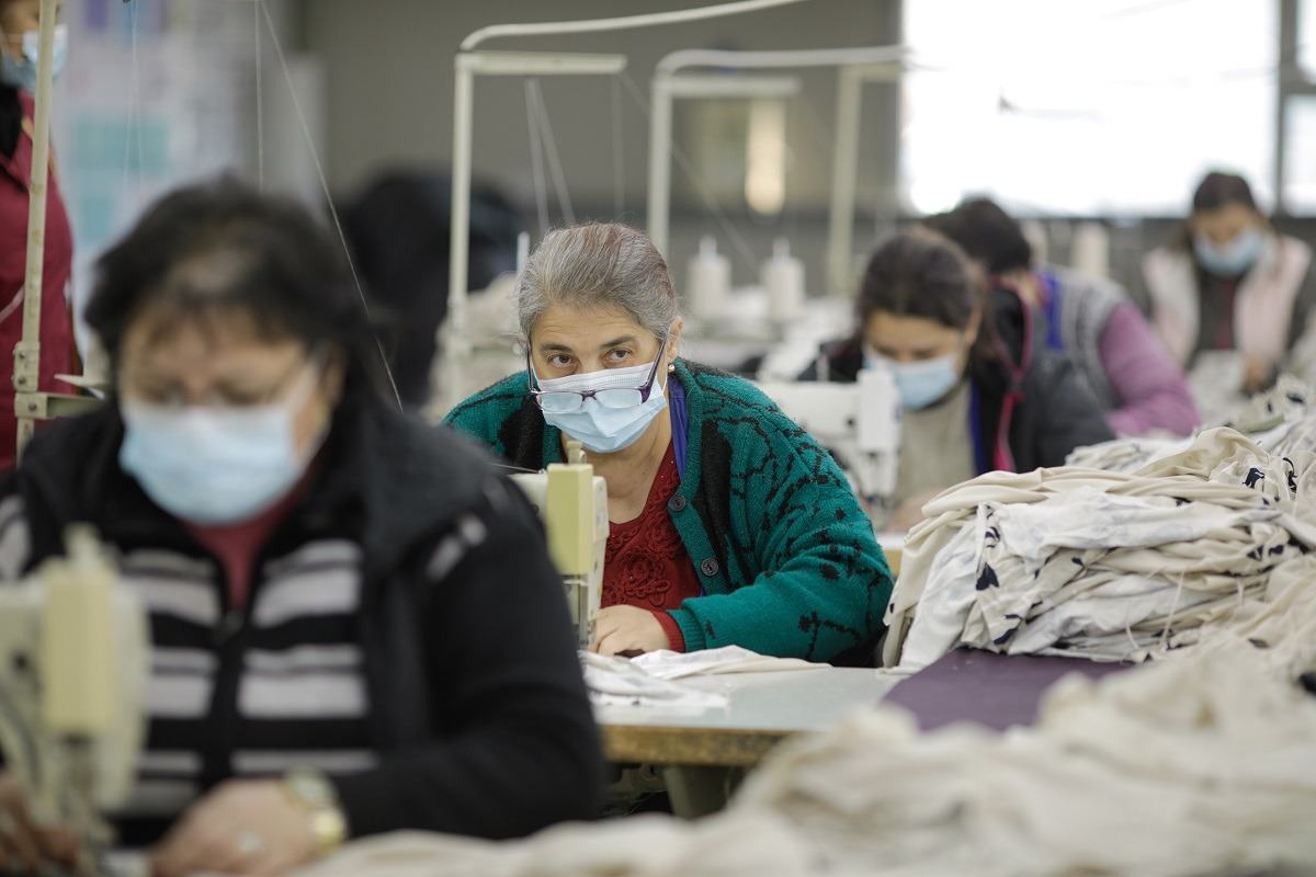 „Raport: Scăderea accelerată a industriei textile din Iași, cu 19 fabrici închise în 8 luni. Mărirea de trei ori a salariului minim într-un an a generat un impact bugetar semnificativ.”