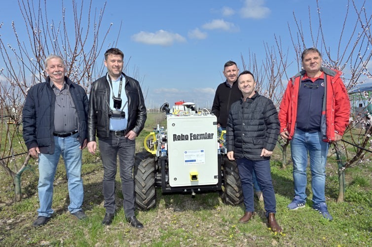 "Interviu: Fermier din Prahova inovează în criza forței de muncă agricole prin utilizarea roboților în plantația sa de cătină - Un prototip românesc de robot culegător"