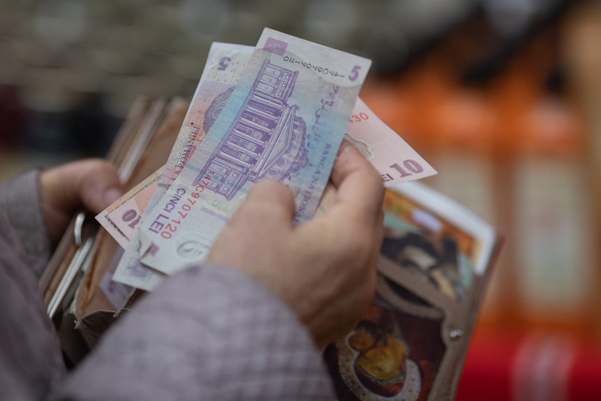 "De luni, 7 octombrie, sunt disponibile pentru achiziție noile titluri de stat Tezaur cu dobânzi scutite de impozitare de până la 7% pentru cetățenii români"
