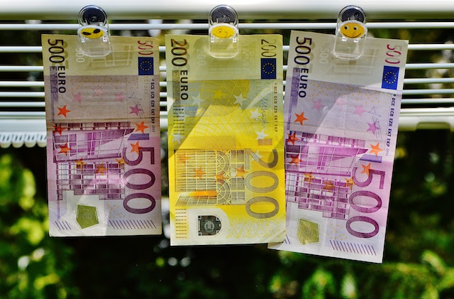 "Șeful Oficiului Anti-Spălare de Bani: Sectorul imobiliar și cripto-activele, domenii cu risc crescut pentru activităţi de spălare de bani; Există indicii privind implicarea cetăţenilor români în tranzacţii frauduloase"