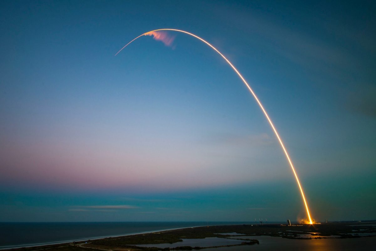 "SpaceX planifică o manevră inovatoare: capturarea în zbor a unei părți din mega-racheta Starship"