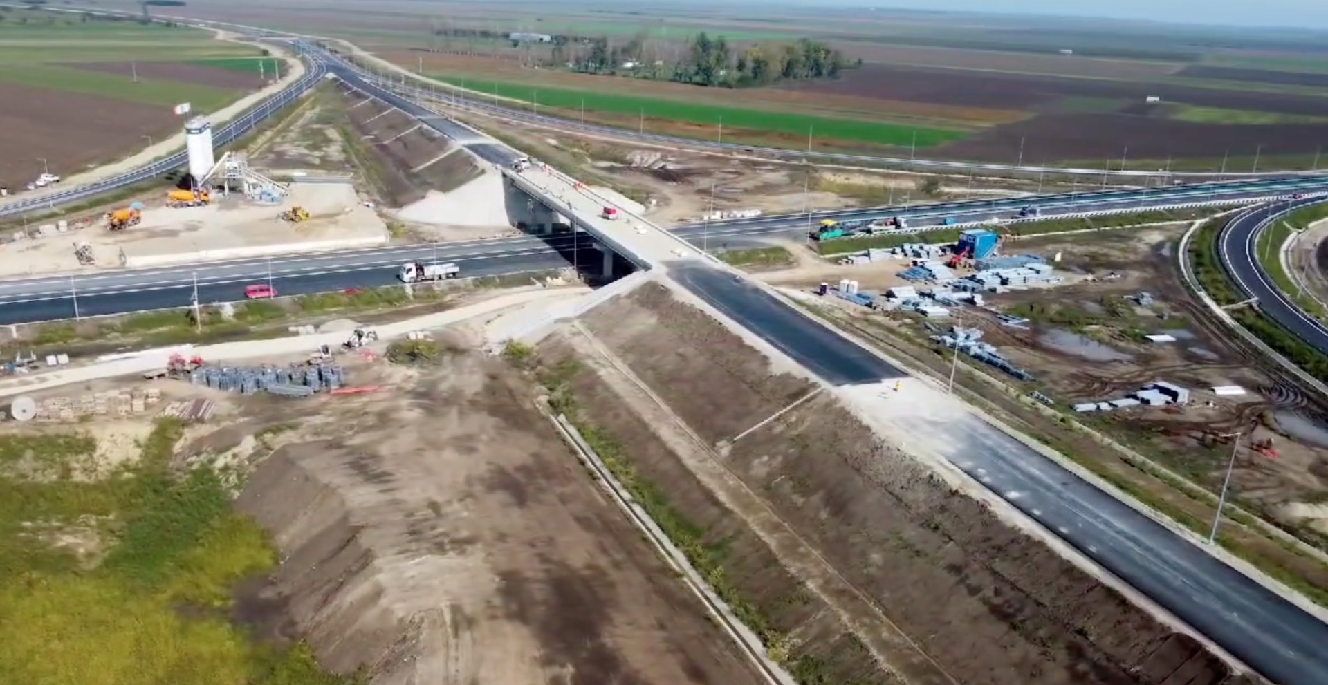 "Secretarul de stat Scrioșteanu anunță avansarea puternică a lucrărilor pe cele patru sectoare ale autostrăzii Buzău - Focșani, prevăzând deschiderea acesteia până la sfârșitul anului"