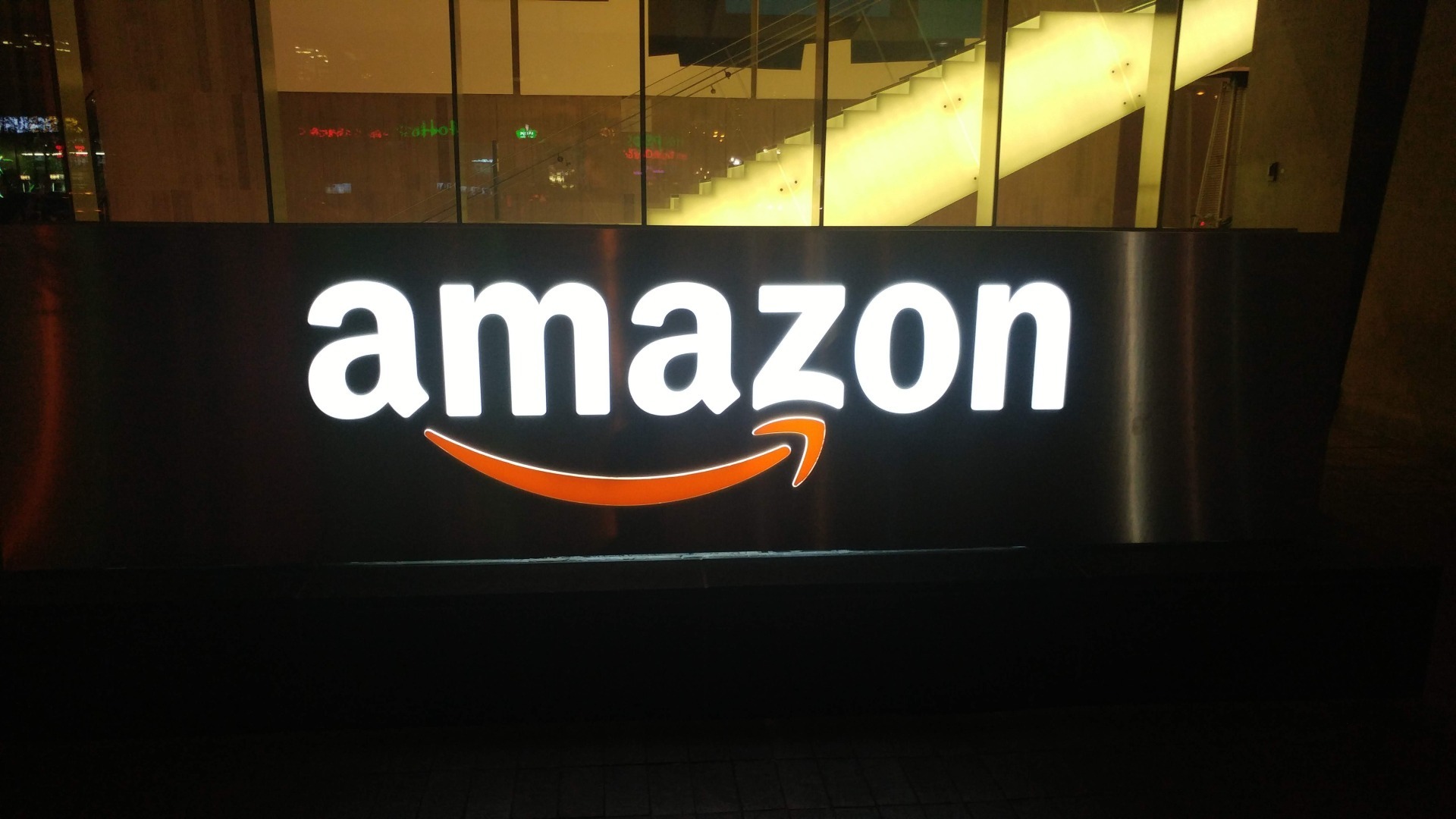 Directorul Amazon Cloud sugerează că angajații nemulțumiți de programul complet de birou pot să caute alternative