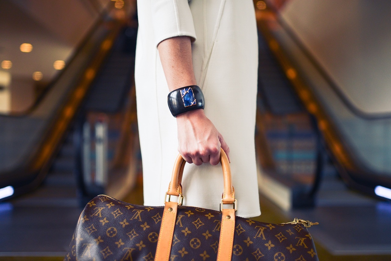 "Declinul cererii de produse de lux din China afectează acțiunile LVMH: Implicații potențiale pentru industria globală"