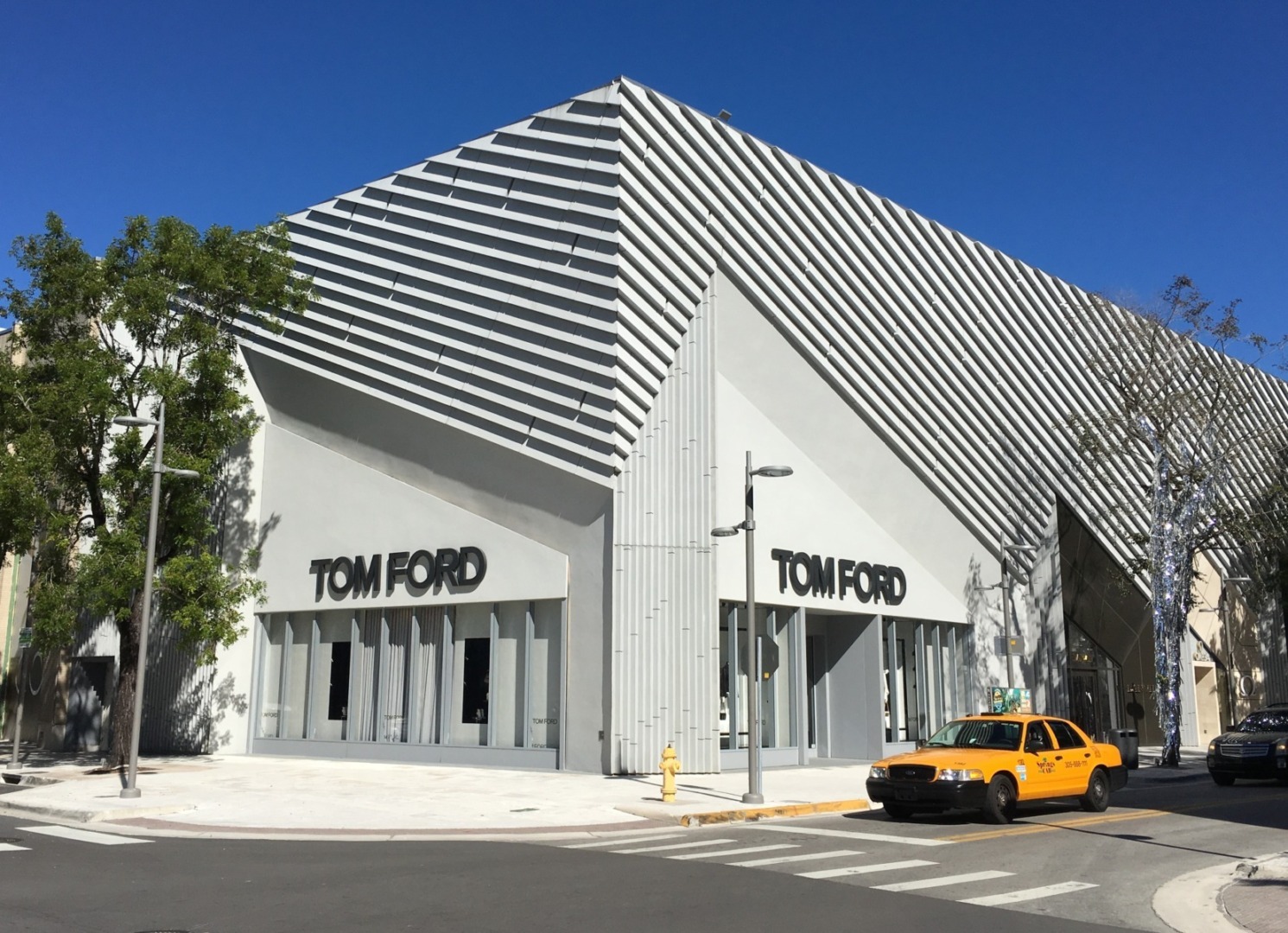 "Strategii adoptate de brandul de lux Tom Ford pentru contracararea scăderii vânzărilor din China și impactul prăbușirii pieței asupra grupului francez Kering"