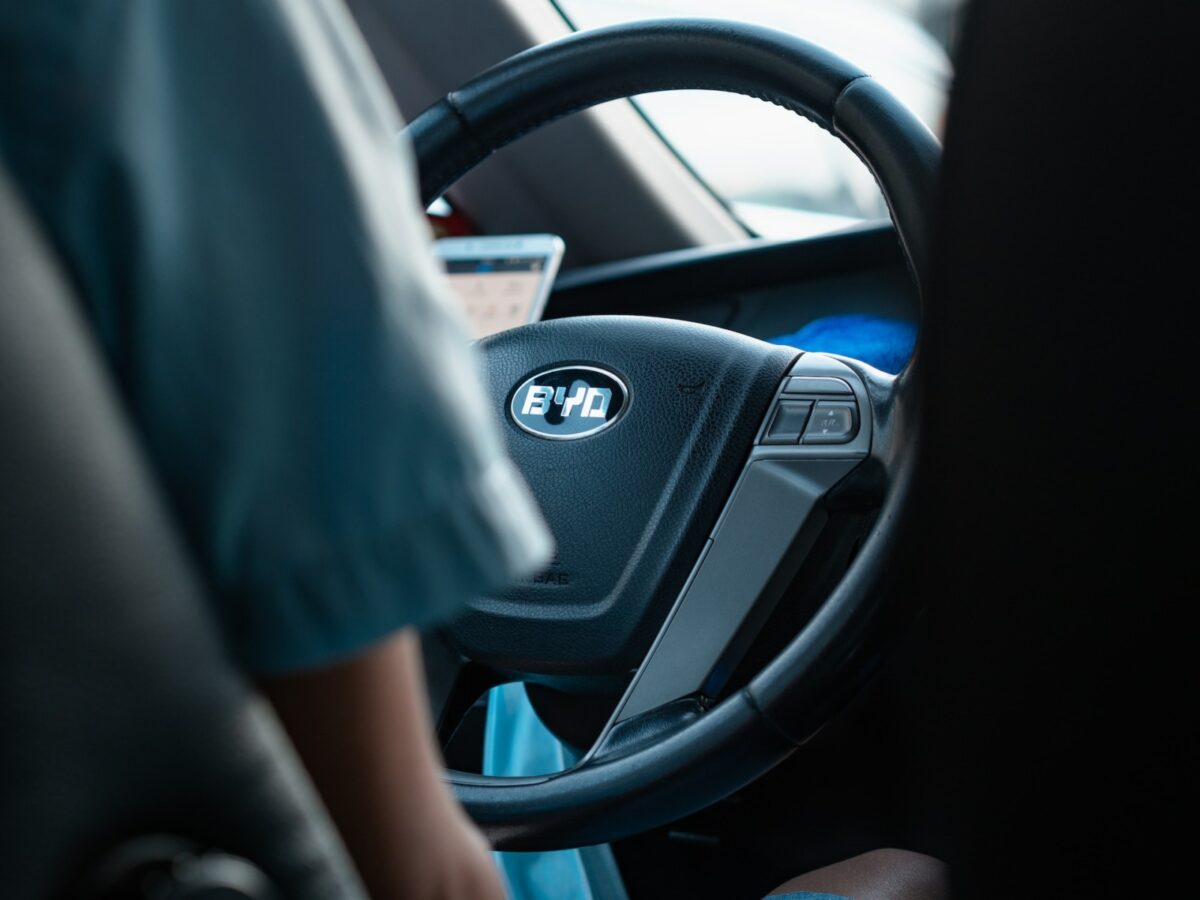 "BYD, compania chineză lider în domeniul transportului electric, intenționează să demareze producția de vehicule electrice în Ungaria în 2025. Vicepreședinta Stella Li avertizează că taxele vamale pot împiedica accesul europenilor la mașini electrice de înaltă performanță."
