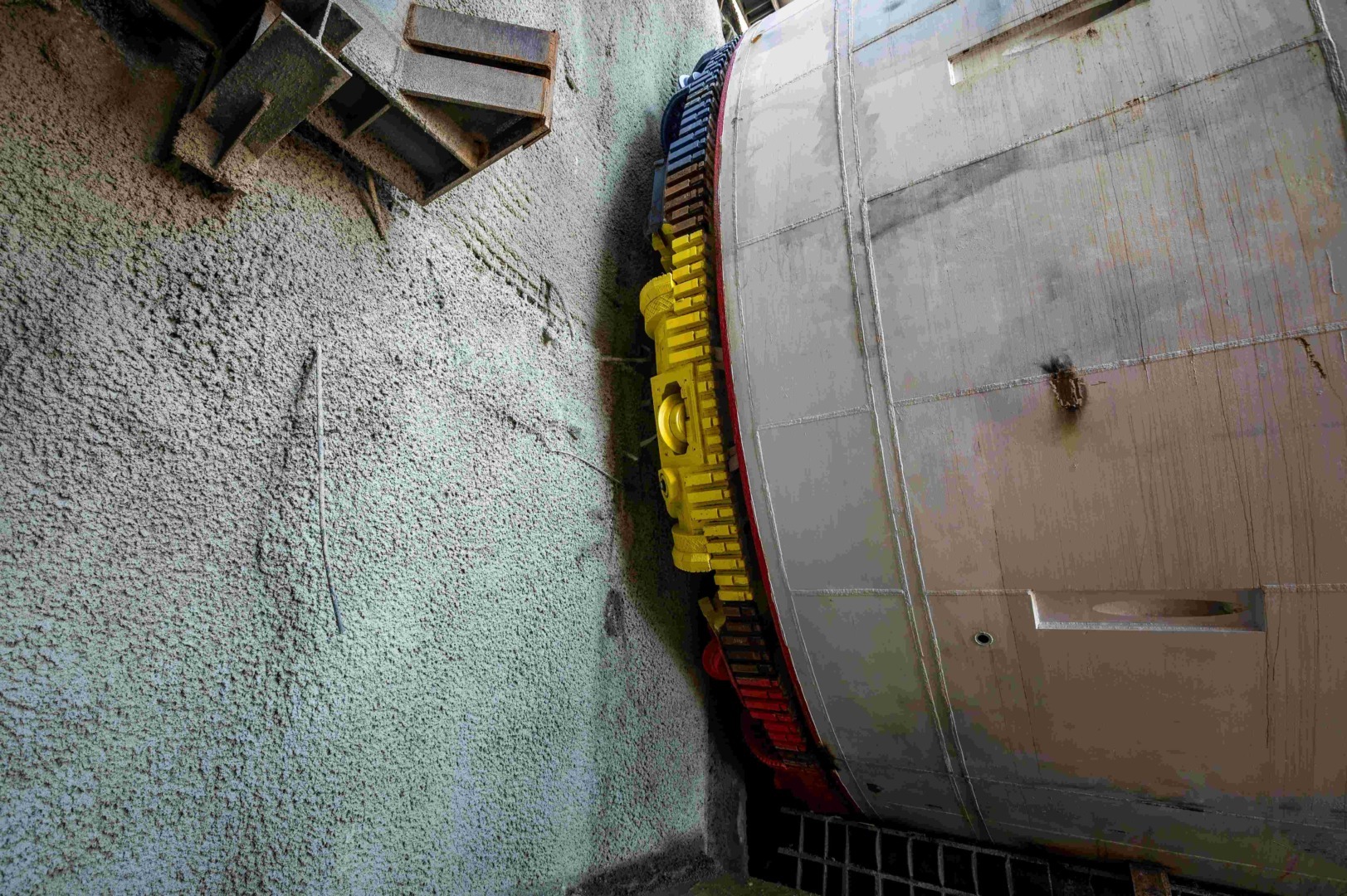 "Identificarea inginerului responsabil cu coordonarea celor patru TBM-uri folosite pentru a fora cele mai extensive tuneluri feroviare din România"