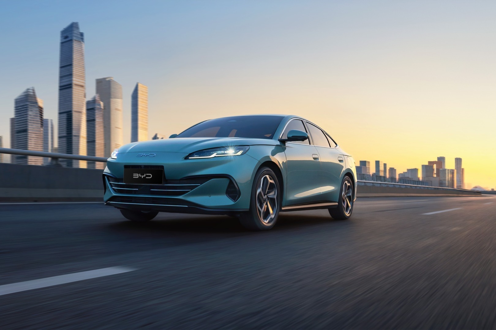 "BYD, compania chineză, a realizat o creștere de vânzări cu 66% în luna octombrie, înregistrând un număr record de 500.000 de mașini vândute, în mare parte datorită popularității modelelor sale plug-in hybrid"