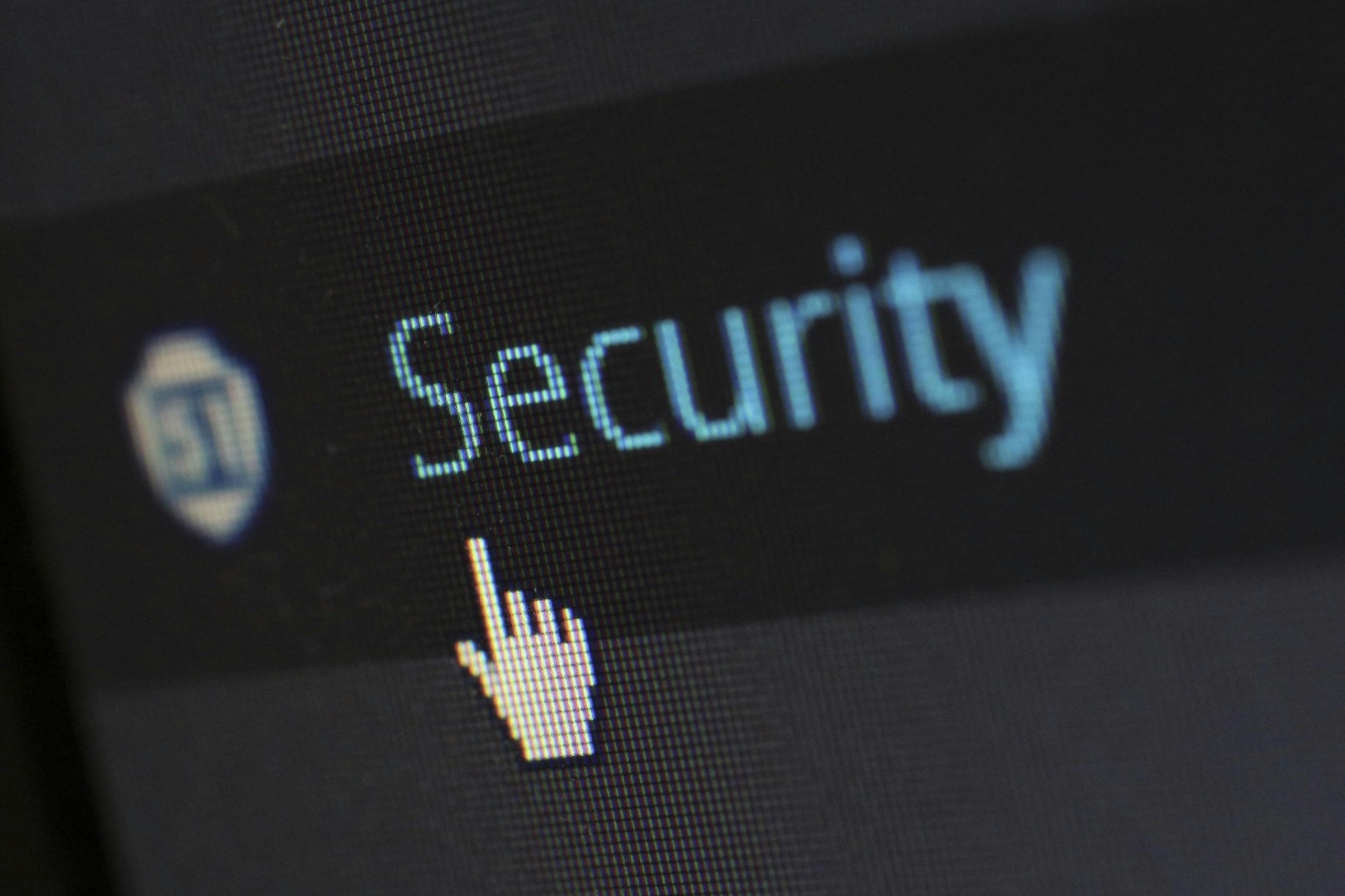"Trei strategii eficiente de protecție a parolelor pentru a preveni atacurile cibernetice, concentrându-se pe conturile bancare, e-mailurile și numerele de telefon"