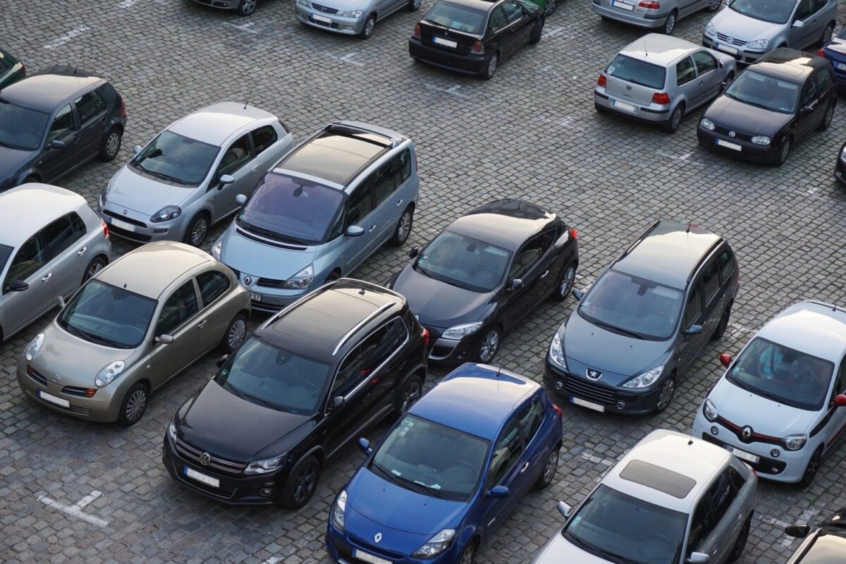 "Crescătoare cu 1,6%, înmatriculările de mașini noi în România depășesc cifrele din octombrie 2023 / Procentul de autoturisme complet electrice în piața auto reprezintă doar 4,9%, fiind sub jumătate comparativ cu anul anterior"