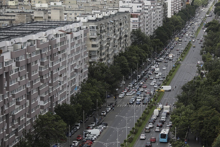"Primăria Sectorului 5 lansează licitație pentru un contract de 3,3 miliarde pentru îmbunătățirea eficienței energetice a blocurilor, inclusiv instalarea de stații de încărcare pentru vehicule electrice"
