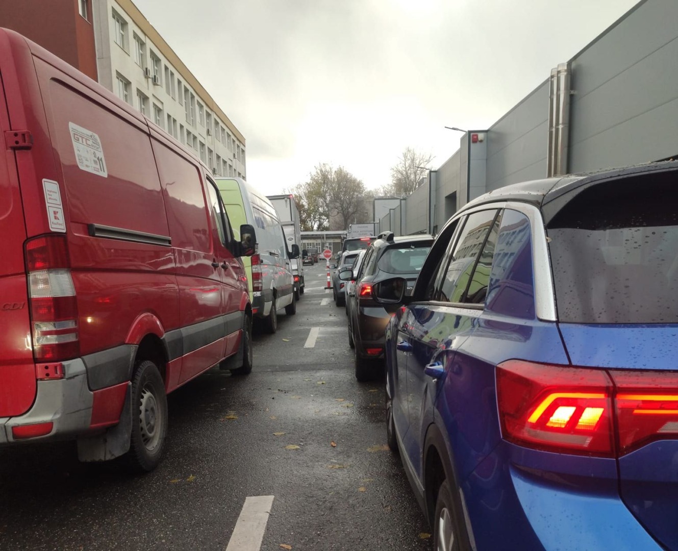 "Actualizare: RAR reia activitatea cu publicul vineri în urma programărilor / Probleme tehnice la Registrul Auto Român au pus activitatea cu stațiile ITP și publicul pe pauză joi la prânz"