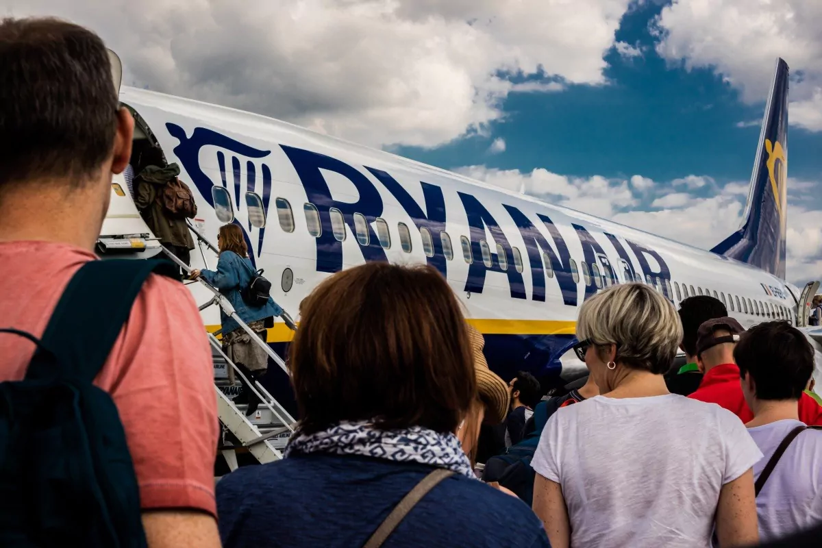 "Autoritățile spaniole au aplicat amenzi consistente companiilor aeriene low-cost pentru practici pracauticilor de taxare excesivă a bagajelor și a rezervărilor de locuri. Ryanair înregistrează cea mai mare sancțiune, depășind 100 de milioane de euro."