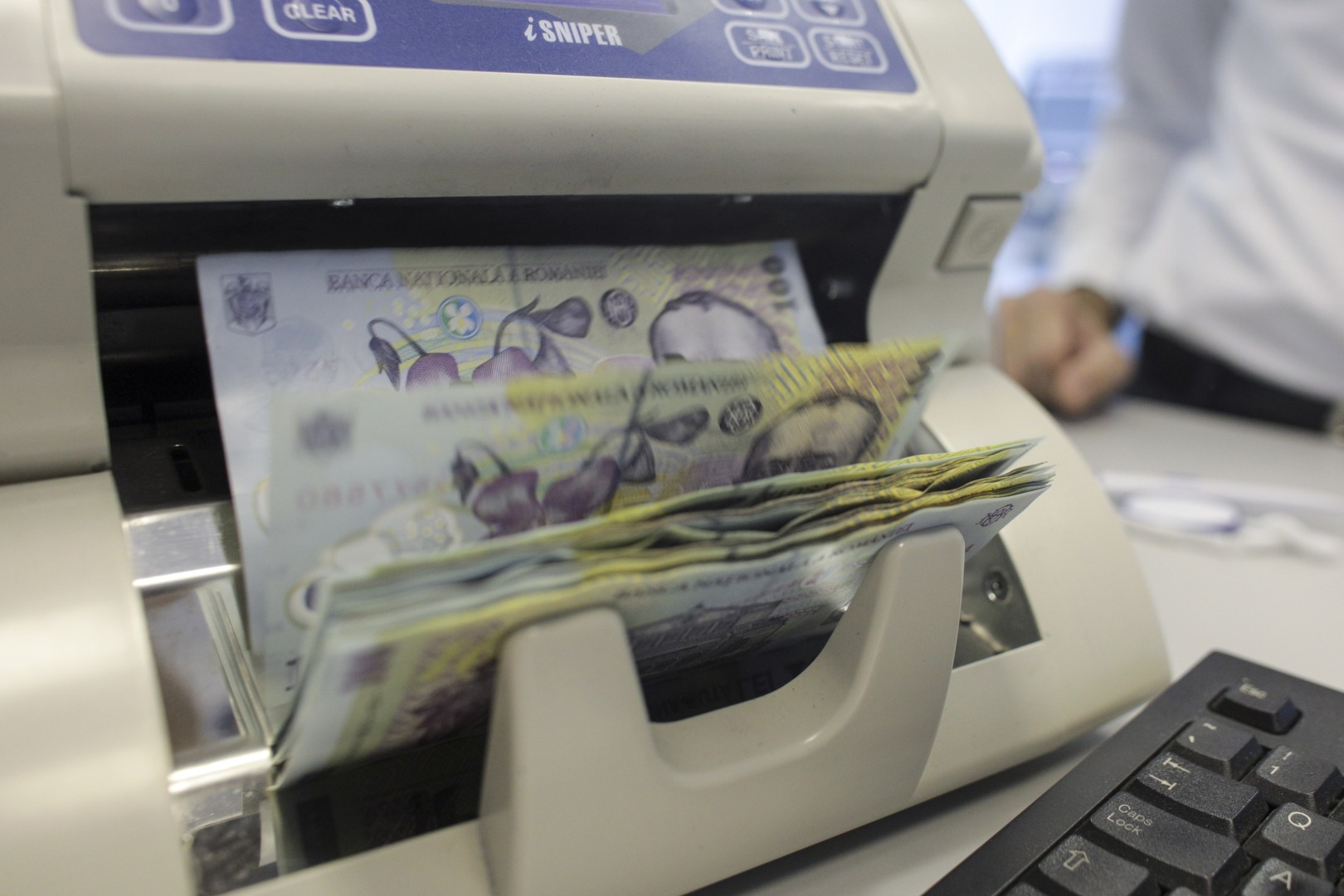 "Reprezentant Mastercard raportează că 40% dintre companii încă plătesc salariile în numerar în România, cu toate că plățile electronice sunt în creștere"