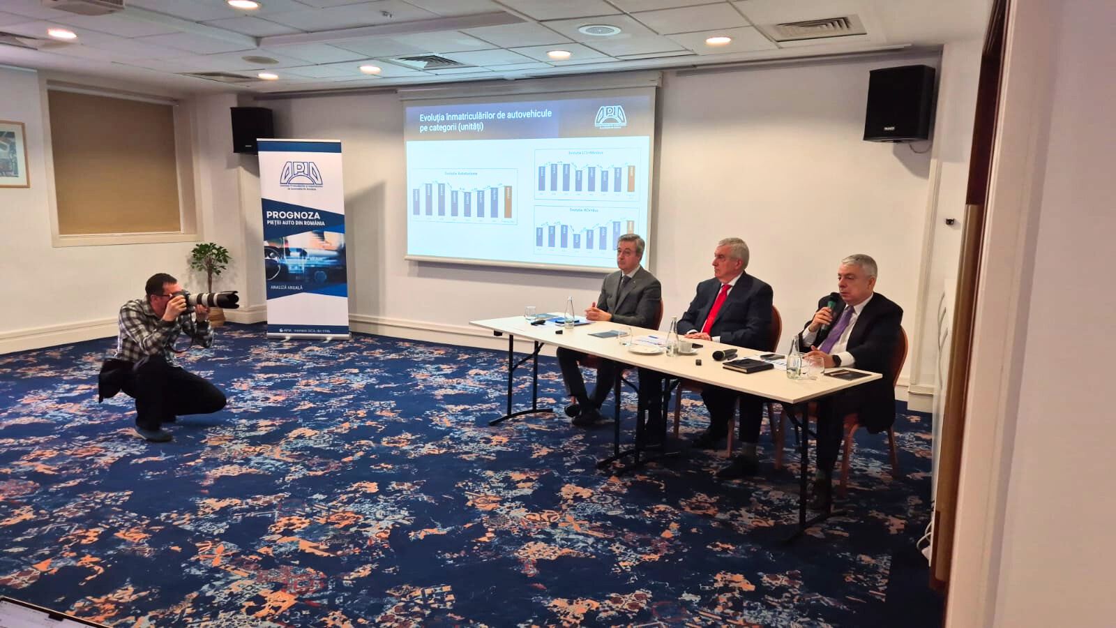 "APIA avertizează asupra pericolelor importurilor excesive de mașini vechi și scăderii vânzărilor de vehicule electrice în preajma anului 2025 și a alegerilor parlamentare: potențialul impact negativ asupra industriei auto din România"