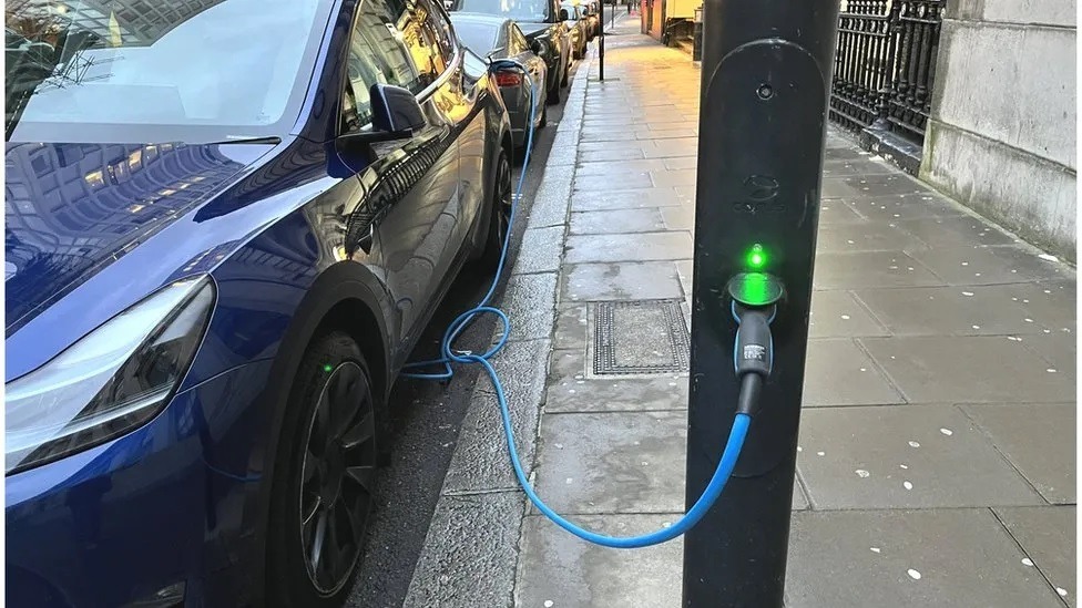 "Franța taie subvențiile pentru vehiculele electrice din cauza constrângerilor bugetare"
