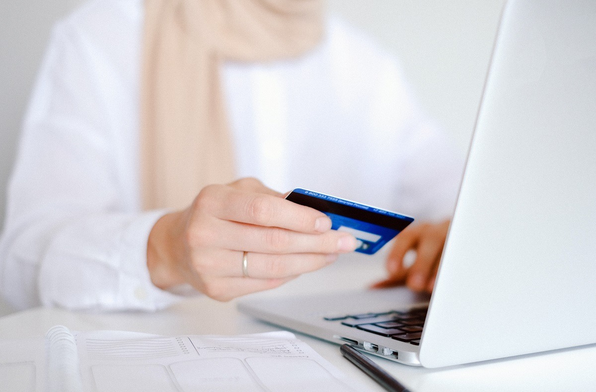 "Popularitatea cumpărăturilor online în regiunile UE: poziția României în comparație cu media europeană"