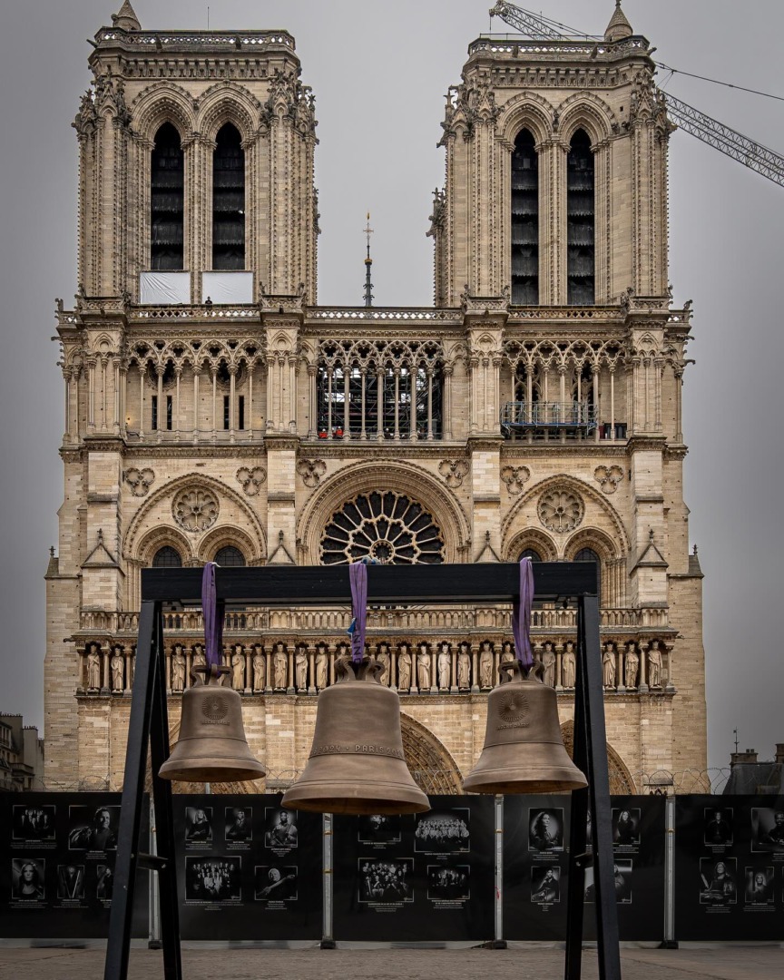 "Monumentul global, Catedrala Notre-Dame, se pregătește de redeschidere după incendiul din 2019, cu laude pentru meșterii reconstructori din partea președintelui Emmanuel Macron"