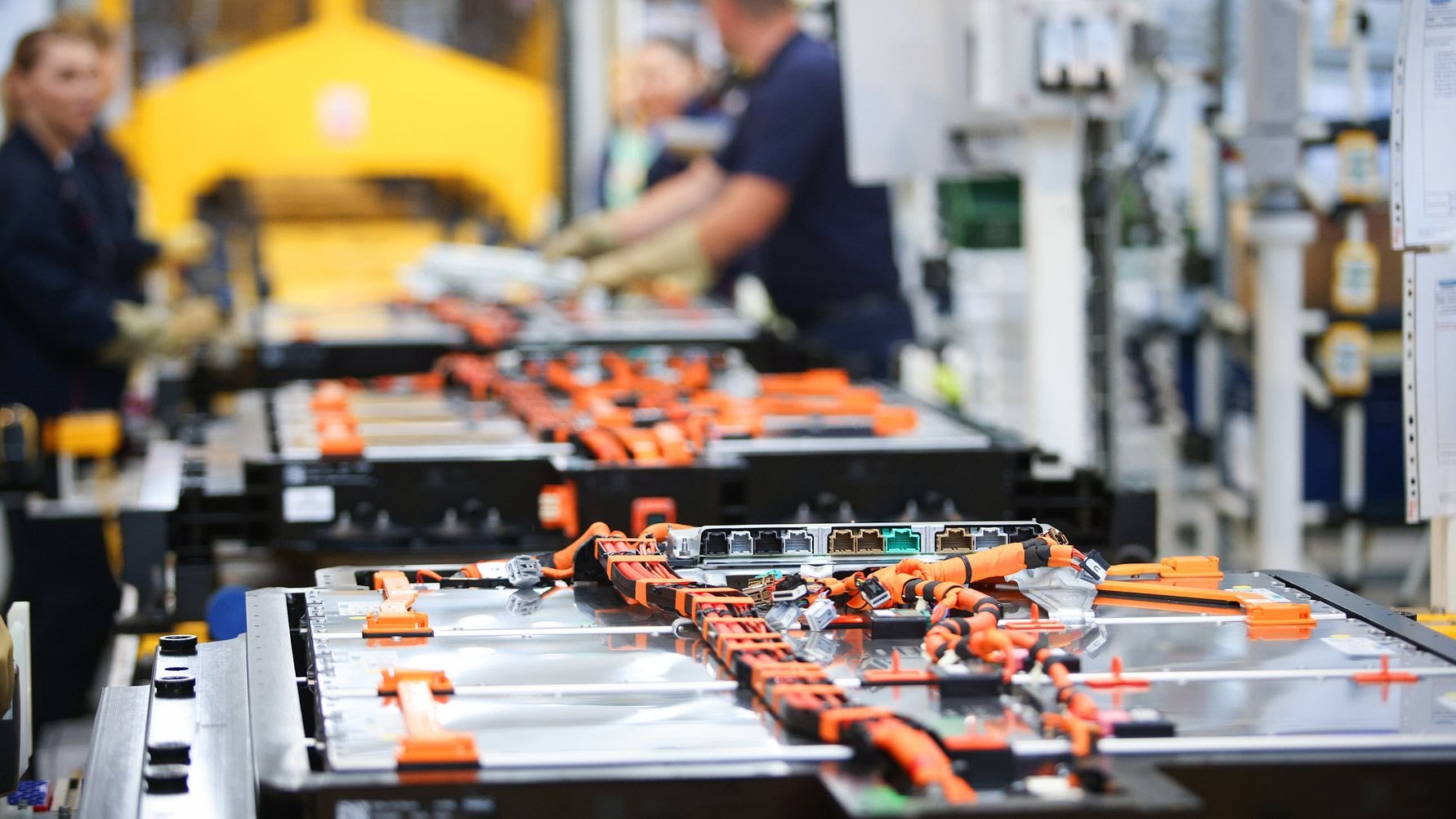 "Institutul de Competențe al EIT InnoEnergy raportează că a atins cifra de 100.000 de participanți la cursurile sale din sectorul industriei bateriilor".