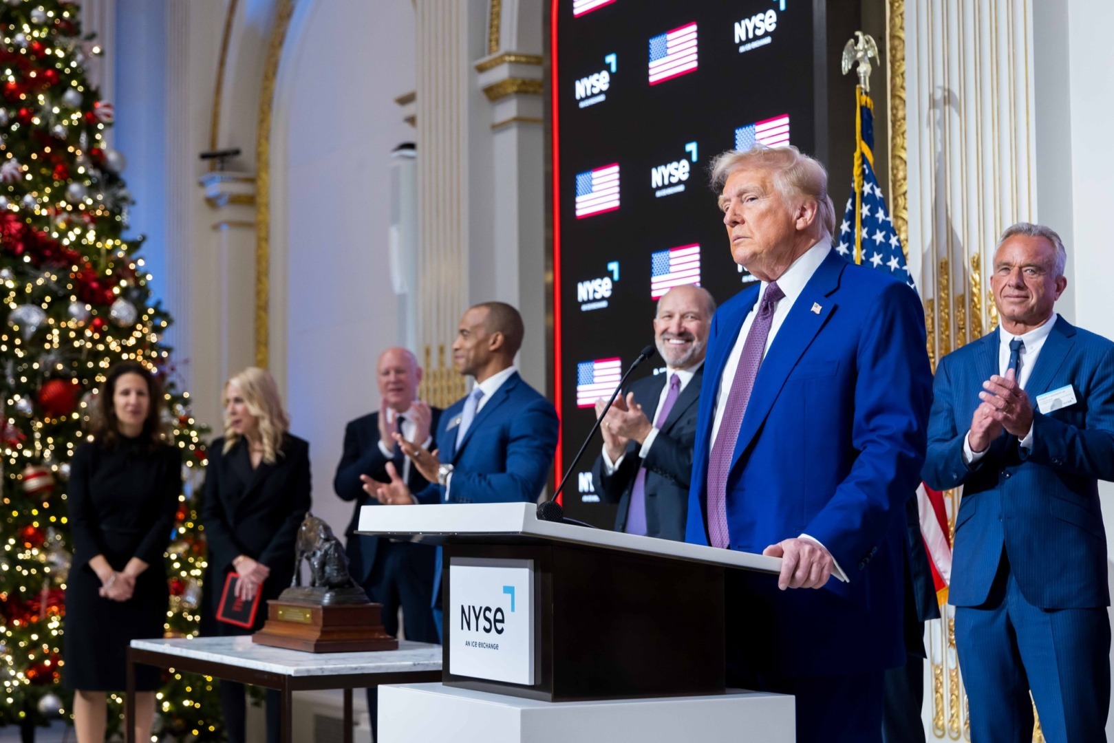 "Donald Trump a inaugurat sesiunea bursieră la NYSE, proiectând o expansiune economică sub conducerea lui"