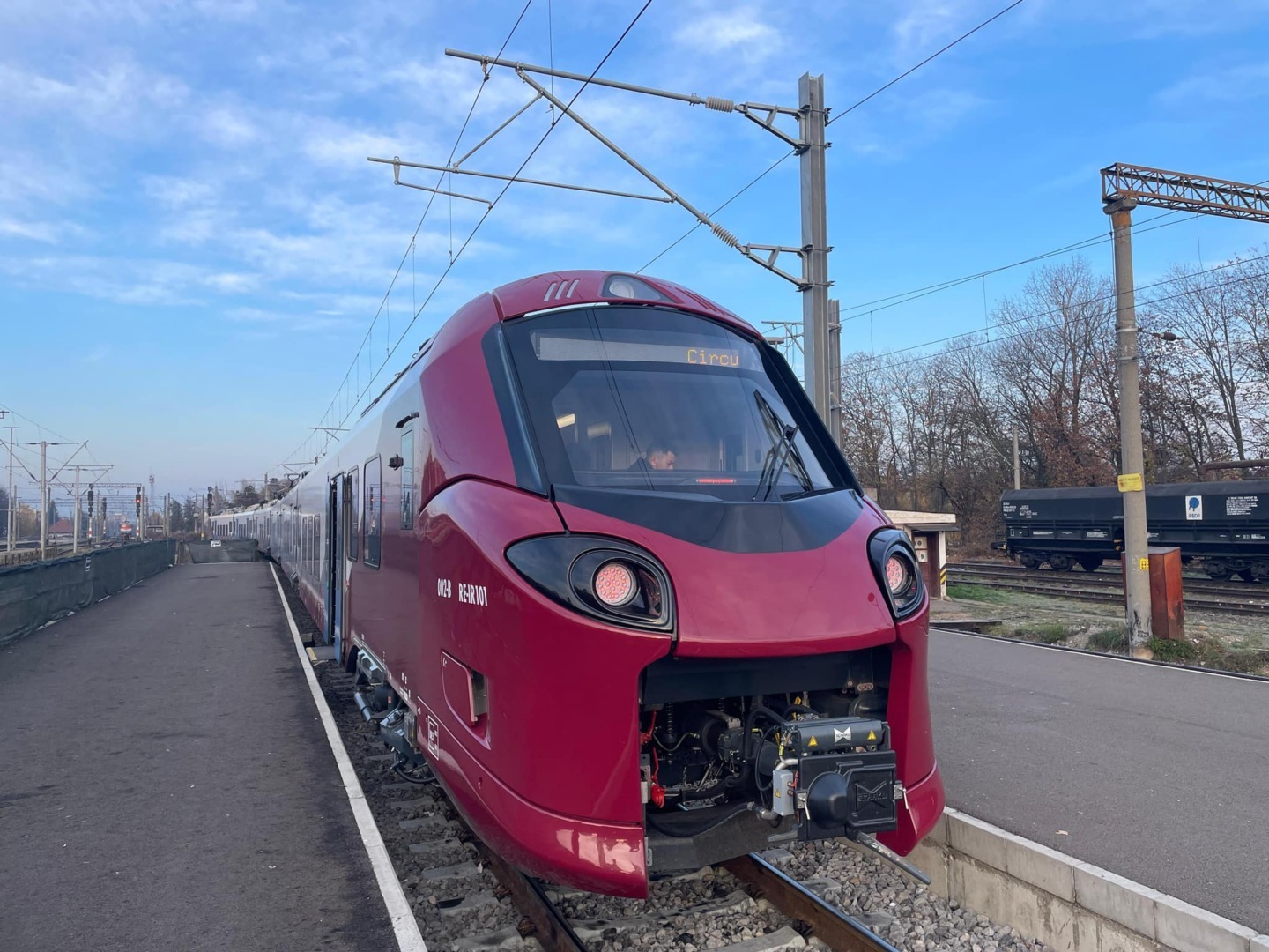 "CFR Călători intenționează să conteste decizia de alocare a 13 trenuri noi Alstom către operatorul privat Interregional Călători, după victoria acestuia în licitație cu o diferență de un ban"