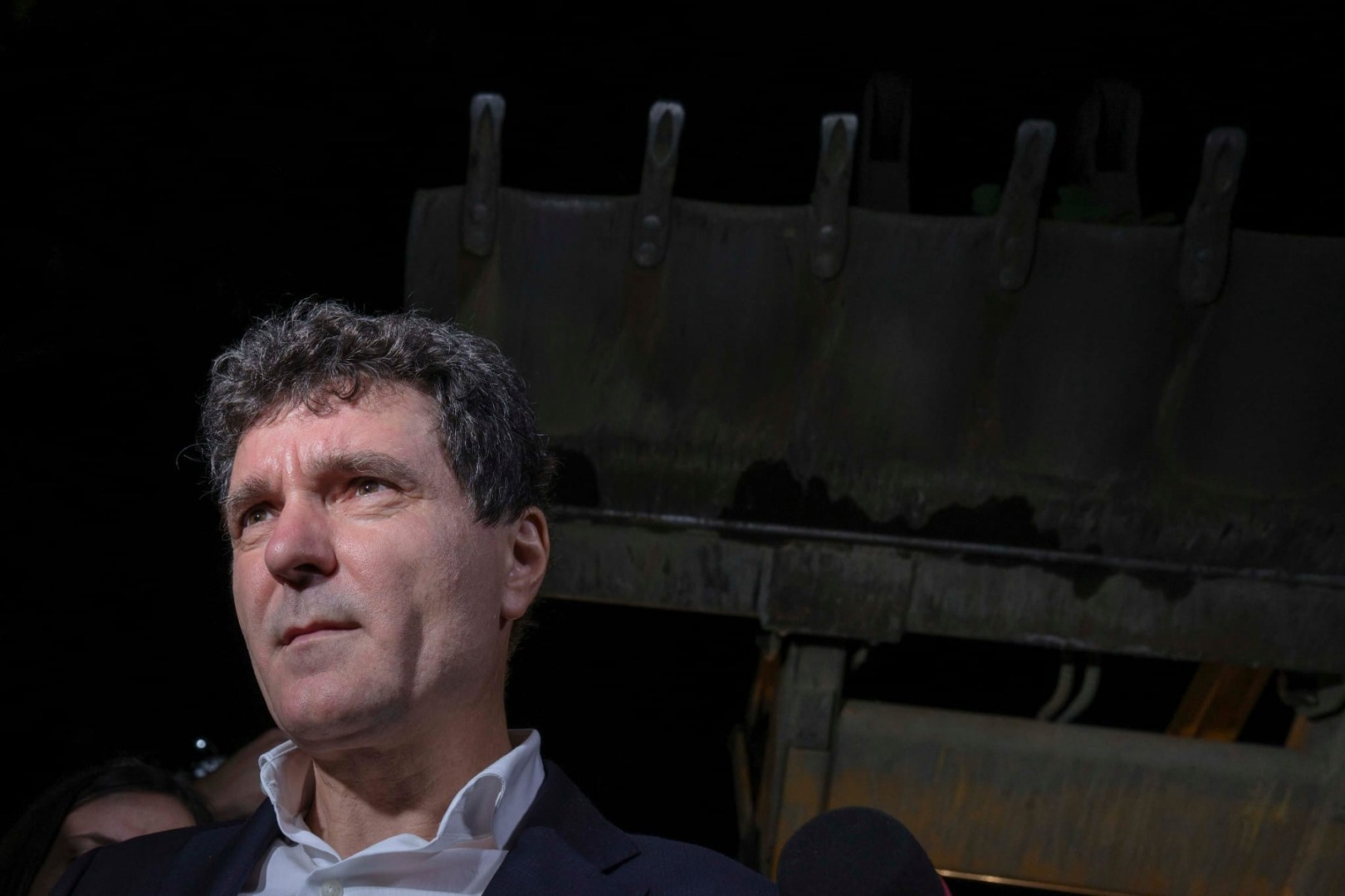 "Nicușor Dan dezvăluie intențiile sale de a concura ca un candidat independent la alegerile prezidențiale din 2025, anunțând discuții cu partidele pro-europene și anticipând o luptă intensă pentru interesul public"