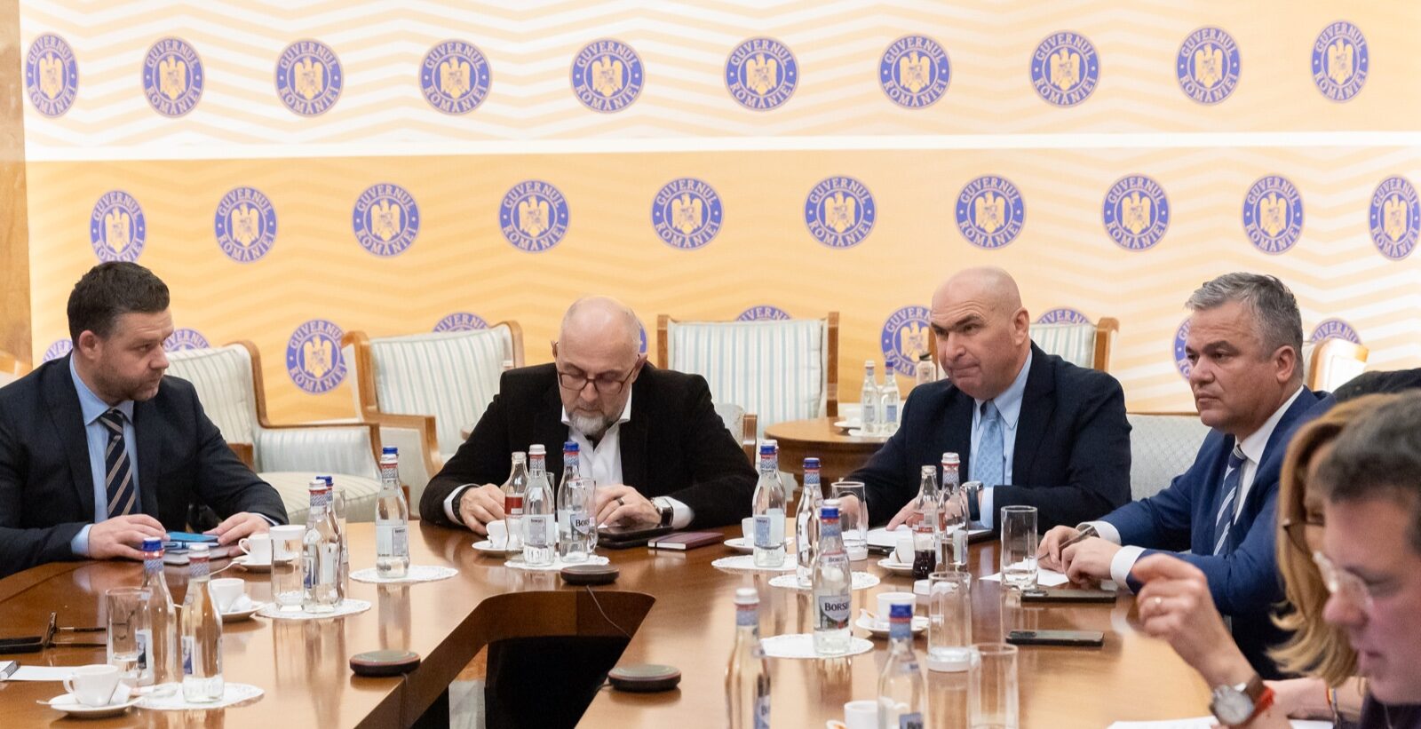 "PNL aprobă premier PSD în cadrul alianței guvernamentale cu PSD și UDMR / PNL propune organizarea alegerilor prezidențiale în martie, conform oficialilor"