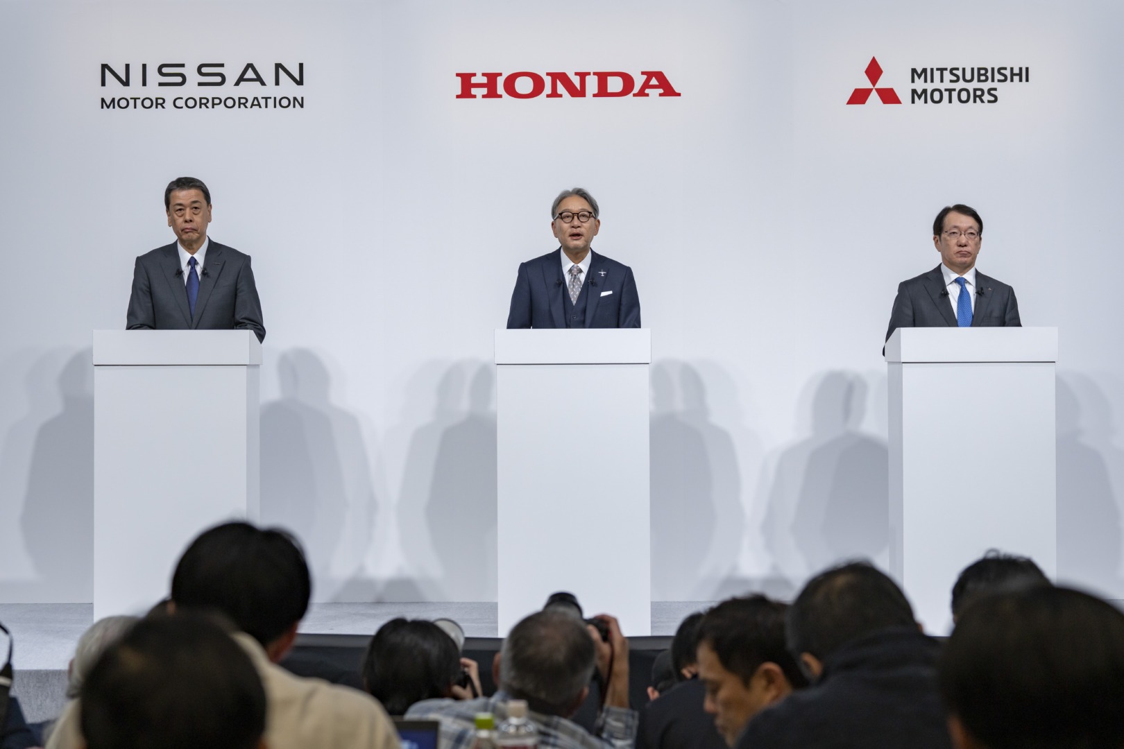 "Negocieri de fuziune între gigantii auto japonezi Honda și Nissan pentru formarea celui de-al treilea grup auto mondial"