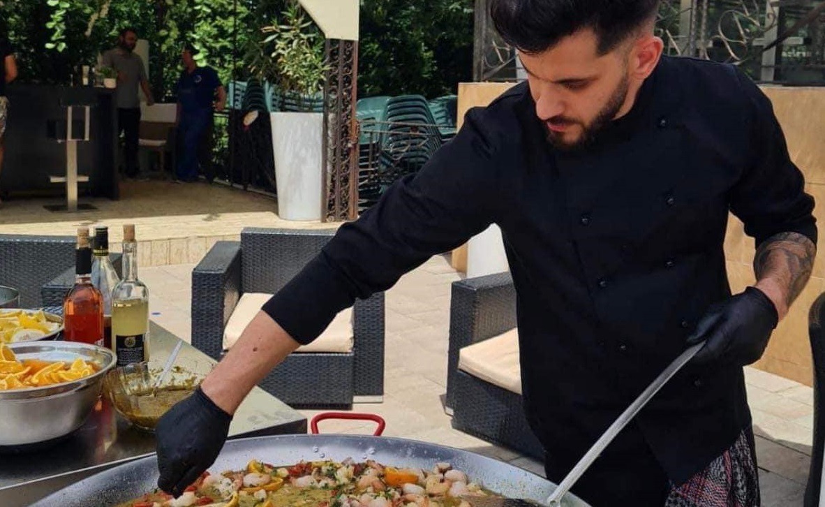 "Viorel Turcu, de la un orfanat la proprietar de restaurant: Cum acest chef a gătit pentru sinistrații inundațiilor devastatoare din Galați și a ajutat mii de români nevoiași prin folosirea talentului său în bucătărie"