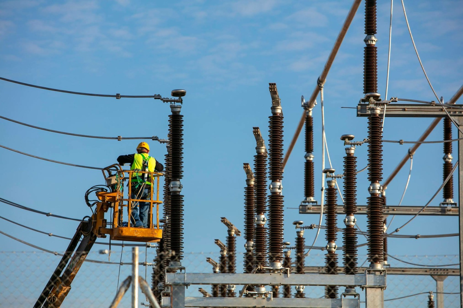 Actualizare: Ministrul Finanţelor anunță o taxă de 1% pe construcţiile speciale. Normele de implementare vor fi dezvoltate în următoarele 90 de zile.