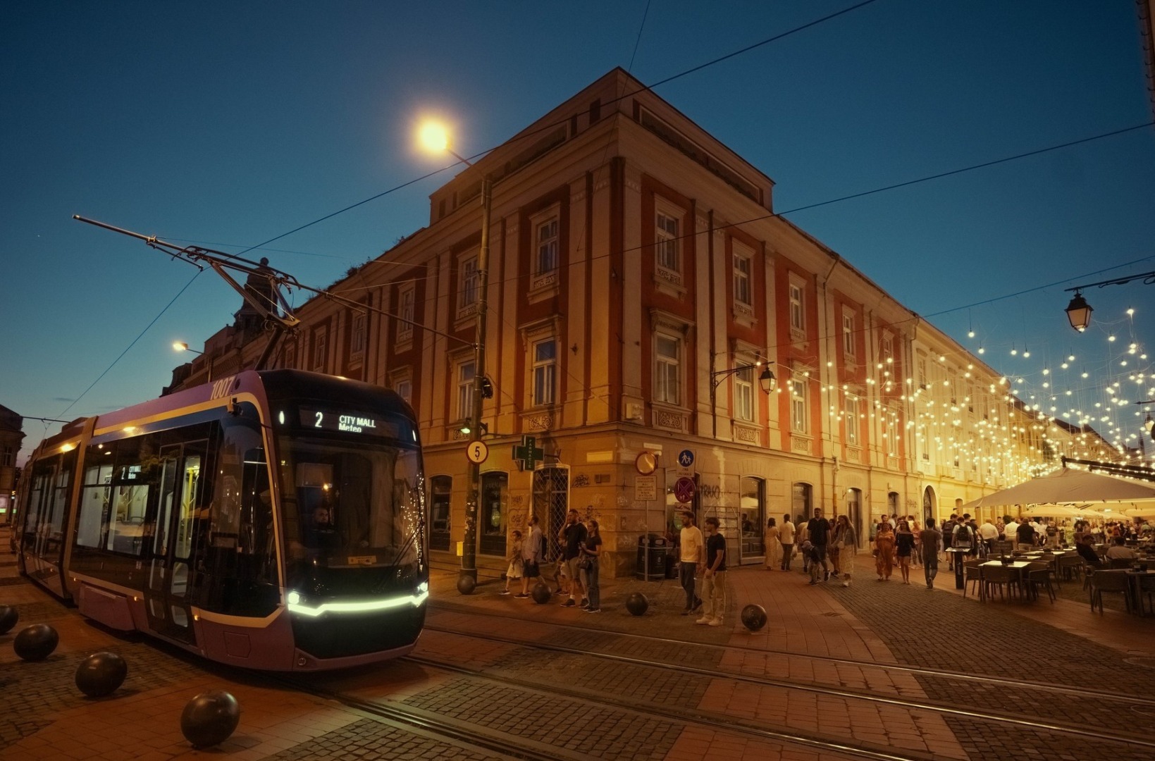 "Ultimul tramvai din lotul de 17, cumpărat de Primăria Timișoara de la Bozankaya din Turcia, a fost livrat. Proiectul a fost finanțat cu 33 de milioane de euro prin PNRR ".