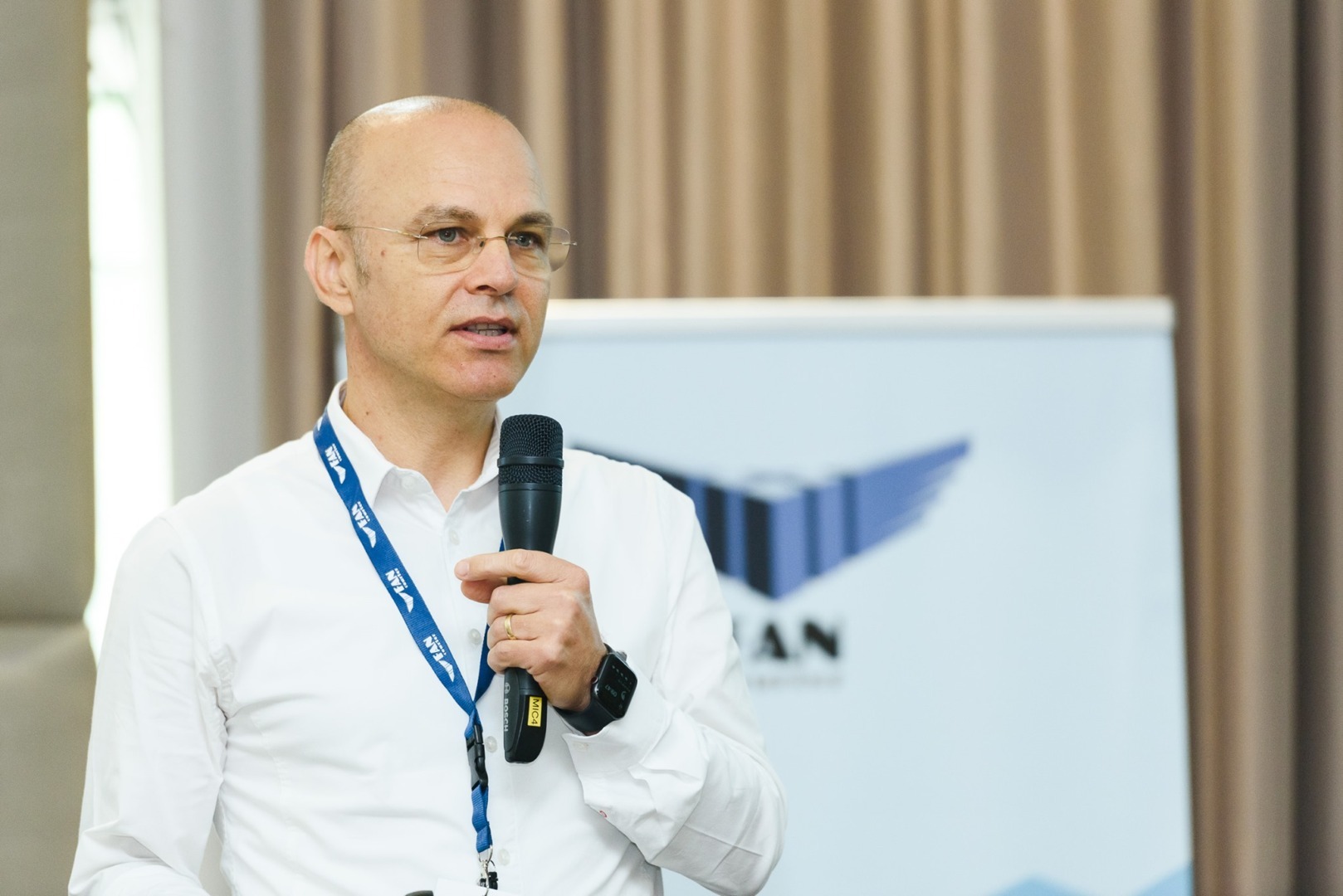 "Adrian Mihai, CEO FAN Courier, încurajează tinerii antreprenori să persevereze în ciuda obstacolelor: Un exemplu de reziliență în mediul de afaceri"