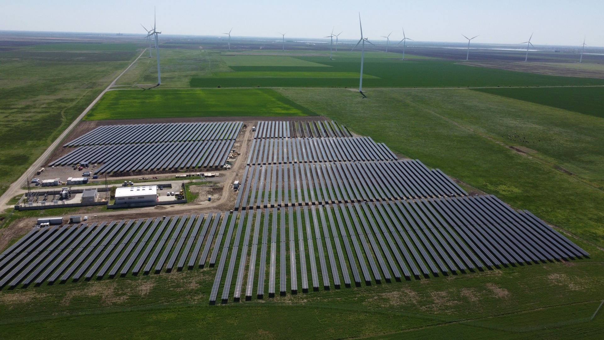 "Turnul Sfatului: Autoritățile locale din Sibiu se concentrează pe reabilitarea unei foste gropi de gunoi prin instalarea de panouri și producția de energie în Ațel"
