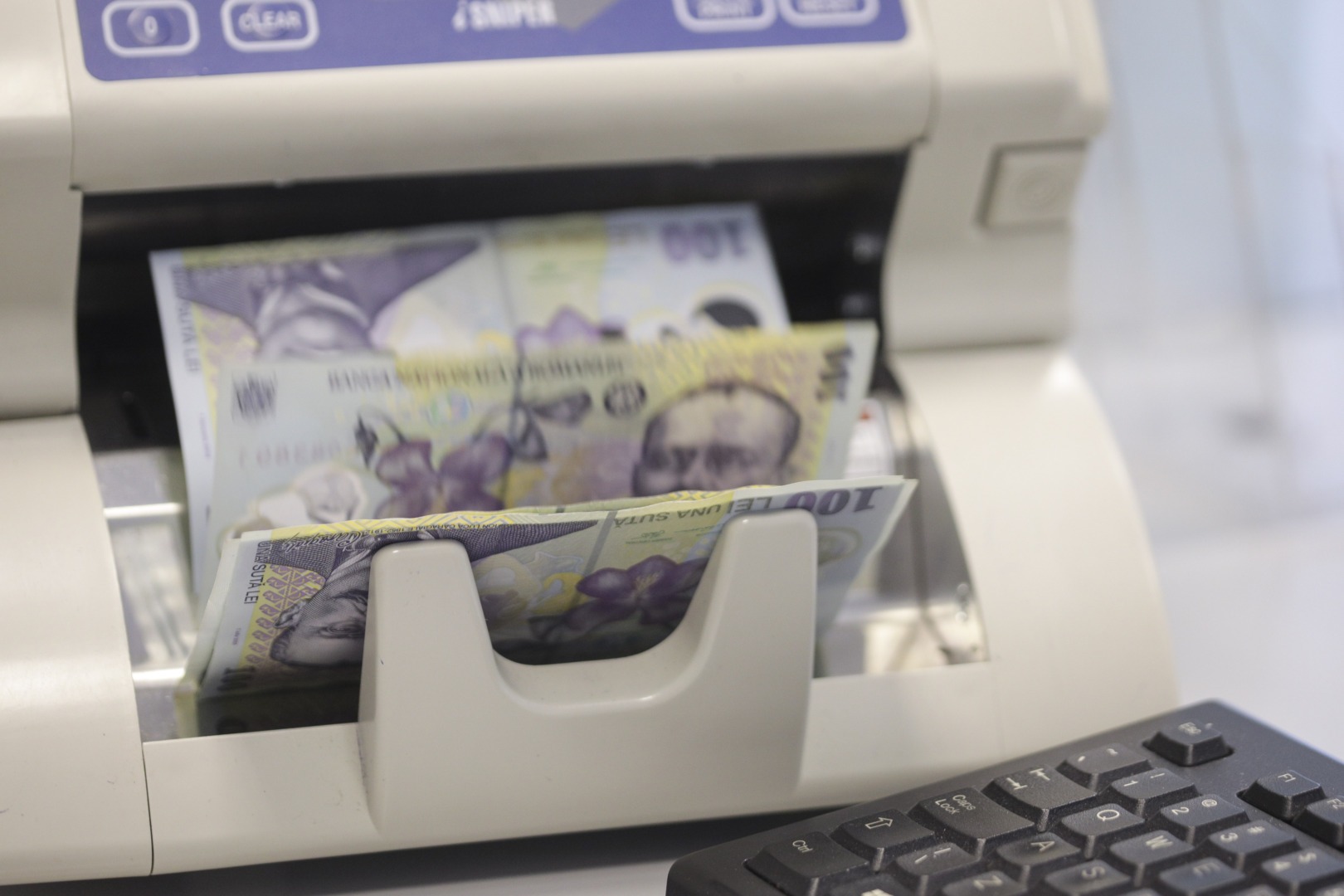 "Miercuri, Ministerul Finanțelor a obținut un împrumut de 1,3 miliarde de lei de la bănci, cu planuri de a împrumuta 5,2 miliarde de lei în ianuarie"