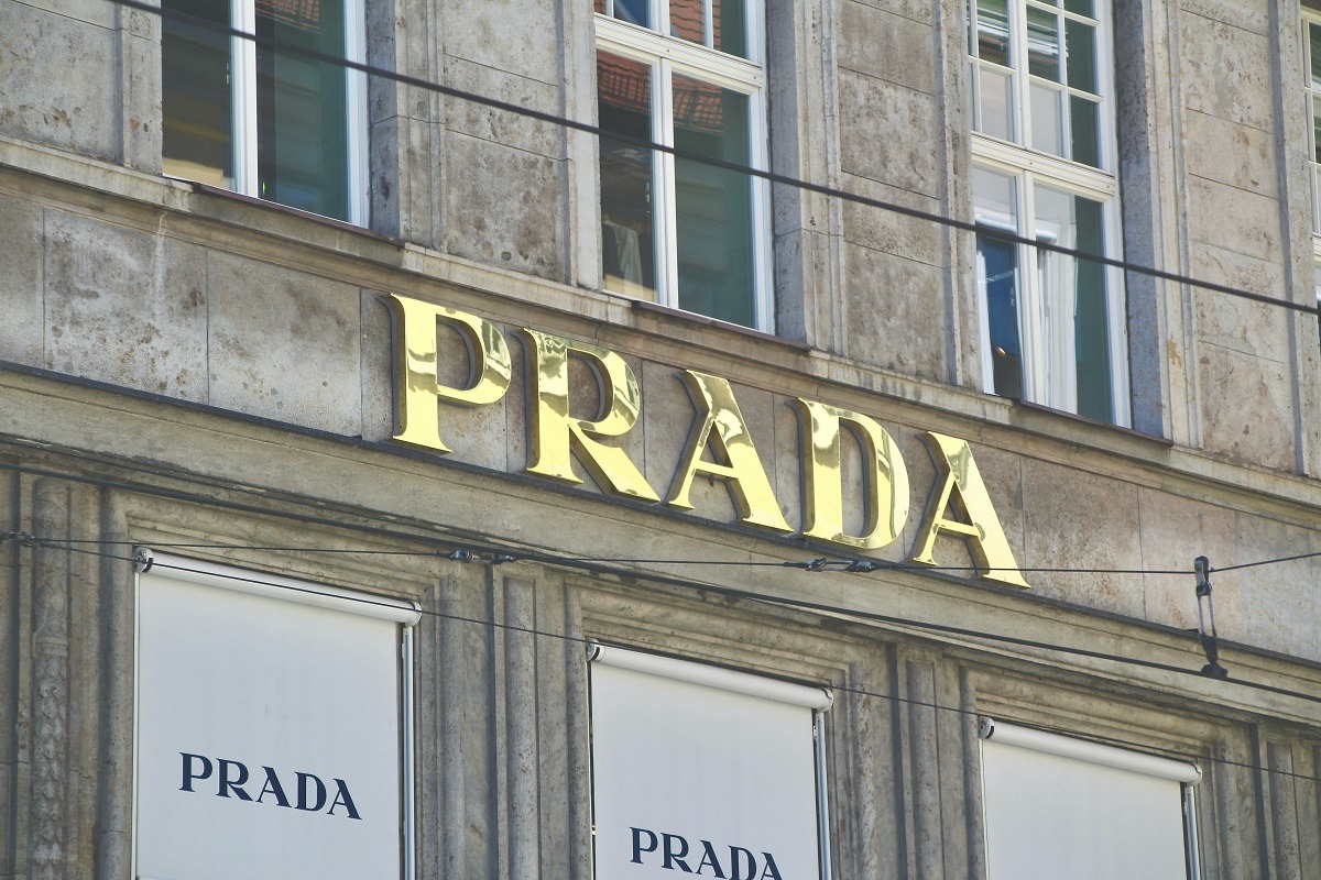 "Marca de lux Versace ar putea fi achiziționată de grupul italian Prada"