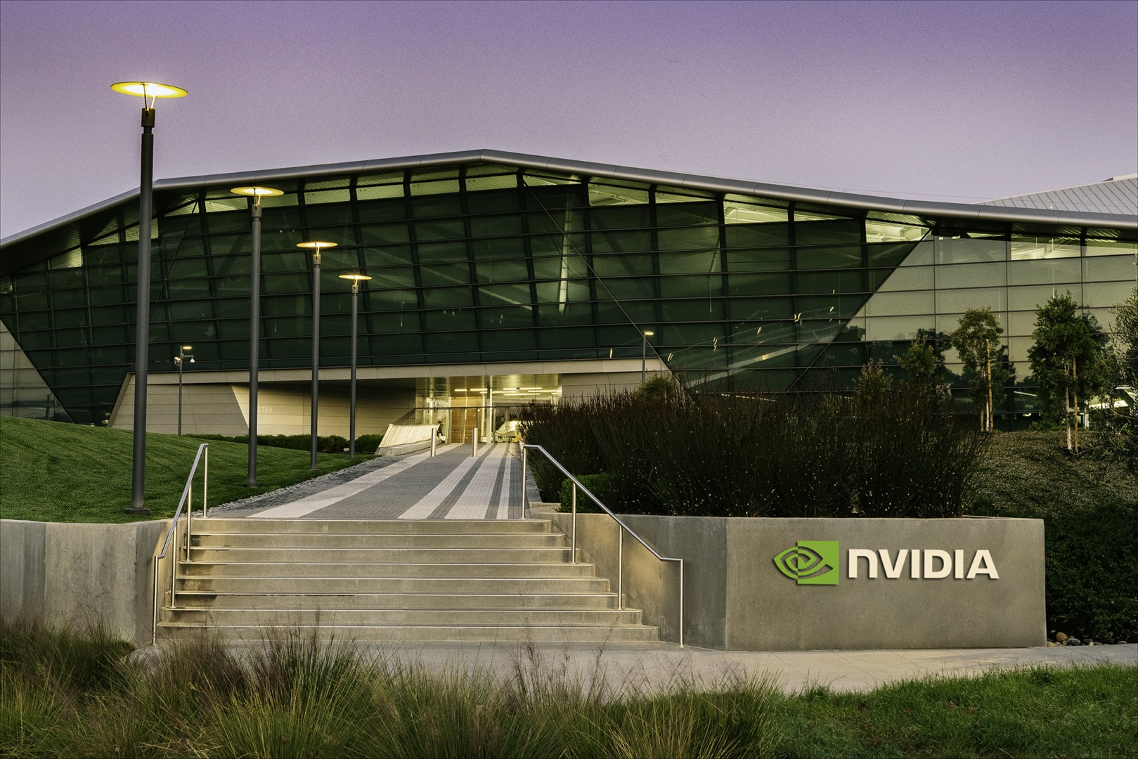 "Nvidia, al doilea cel mai valoros corporație din lume, introduce un supercalculator AI de dimensiuni reduse"