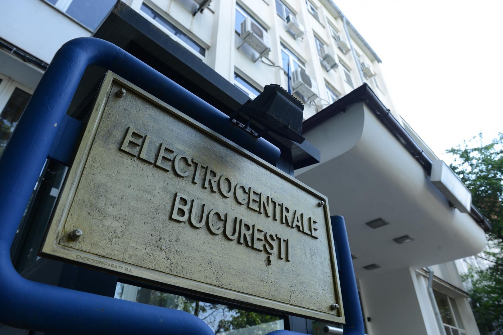 "Contestație a lucrătorilor de la Electrocentrale București în raport cu ordonanța austerității, acuzând nereguli față de contractul colectiv de muncă - posibil impact asupra furnizării energiei termice pentru București"