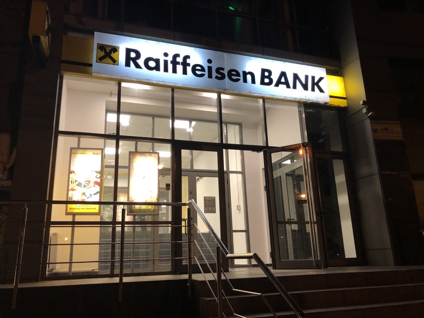 "Raiffeisen întâmpină dificultăți adiționale pe piața din Rusia: Avertizment adresat companiilor occidentale cu privire la afacerile cu Kremlinul, conform eurodeputatului austriac Helmut Brandstaetter"