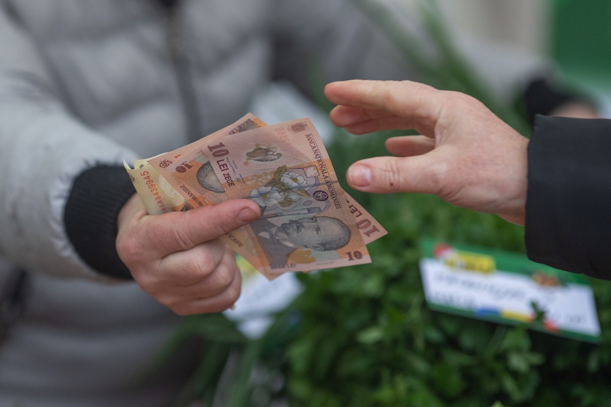"Ciolacu solicită urgent un act normativ care să limiteze indemnizațiile membrilor Consiliilor de Administrație, în urma raportărilor Economedia privind cererile administratorilor CNIR de a-și tripla indemnizațiile"