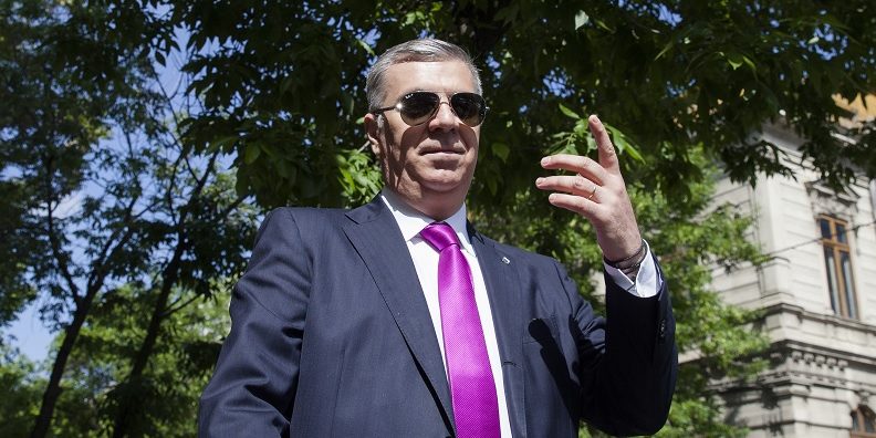 "USR acuză PSD și PNL de ascunderea detalilor bugetului ANCOM, insinuând nepotism în cadrul instituției conduse de Zgonea, inclusiv implicarea soției acestuia într-un grup de 7 consilieri speciali cu buget de 2 milioane de euro"