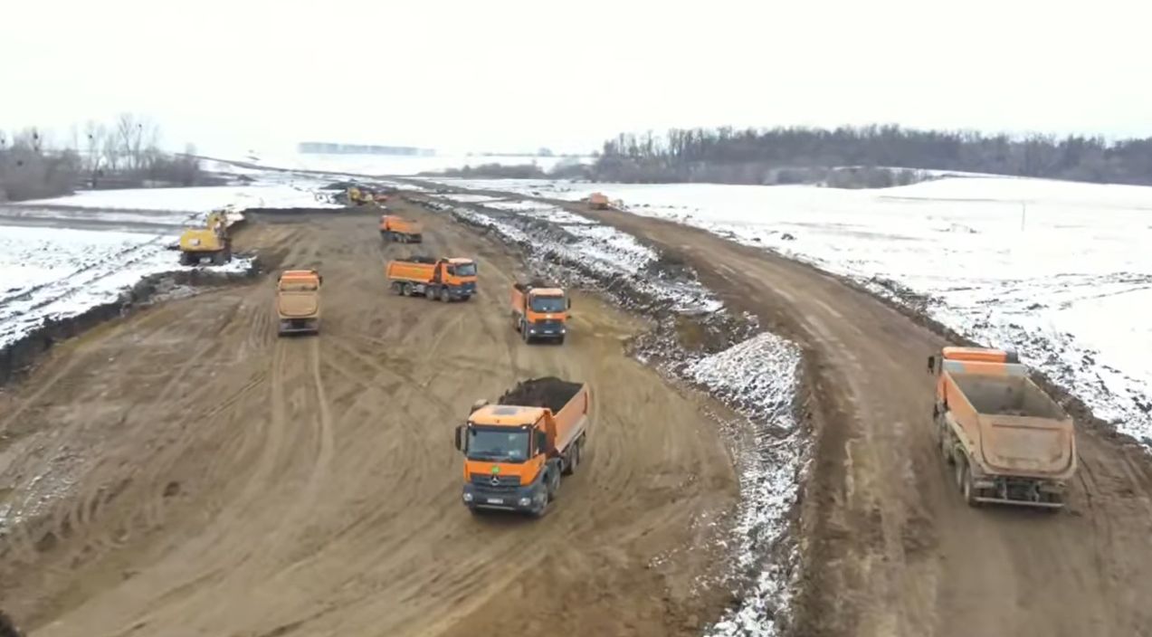 "Actualizare video: Progresul lucrărilor pe cele trei segmente ale Autostrăzii Bacău-Pașcani"