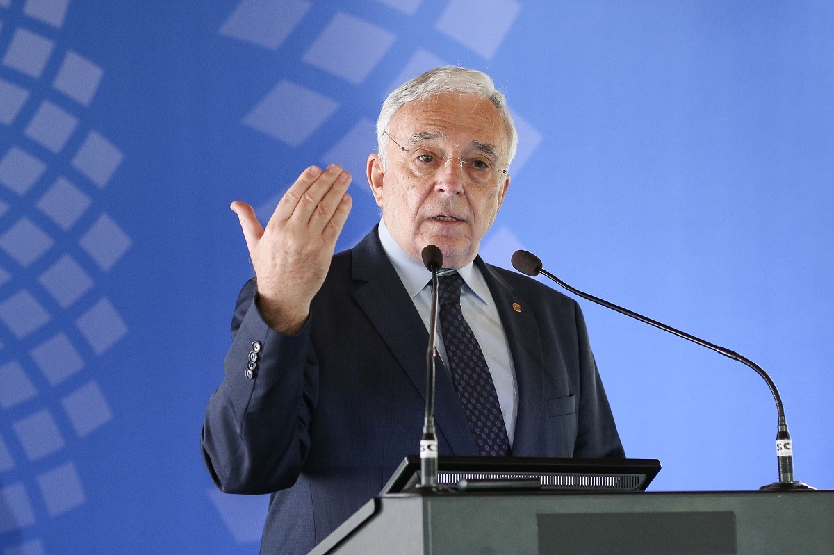 "Previziunile BNR indică o rată a inflației de 3,8% în 2025: Guvernatorul Mugur Isărescu susține importanța stabilității financiare și impactul tensiunilor politice asupra ratei dobânzii"