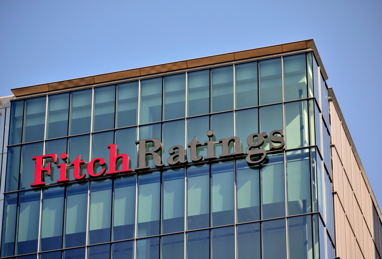 "Fitch menține calificativul de investiții pentru România, dar emite avertismente importante"