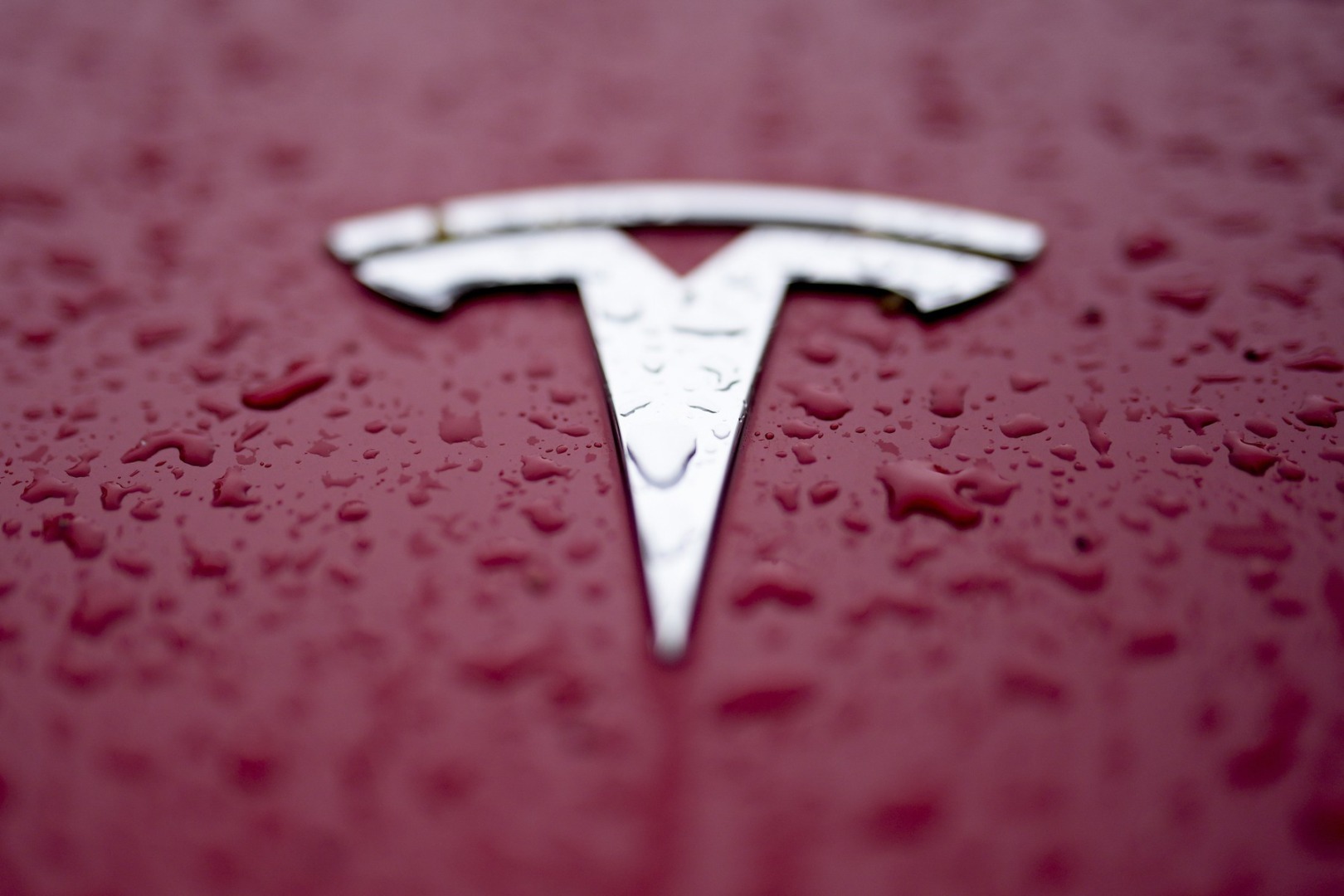 "Pozițiile politice controversate ale lui Elon Musk au dus la scăderea semnificativă a acțiunilor Tesla, în urma prăbușirii vânzărilor în Europa"