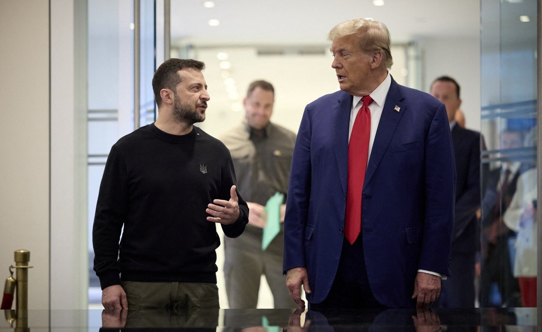 "Ucraina încheie un acord cu SUA pentru explorarea resurselor minerale, îmbunătățind astfel relațiile cu administrația Trump, după renunțarea Washingtonului la cerințele stricte."