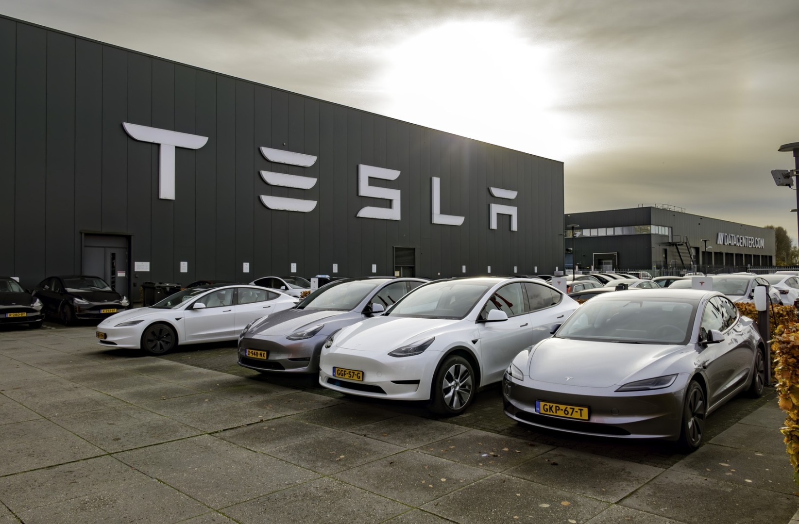 „Declinul continuu al vânzărilor Tesla pe piețele europene: Posibila conștiență a consumatorilor față de asocierea lui Elon Musk cu administrația Trump și partidele radicale din Europa”