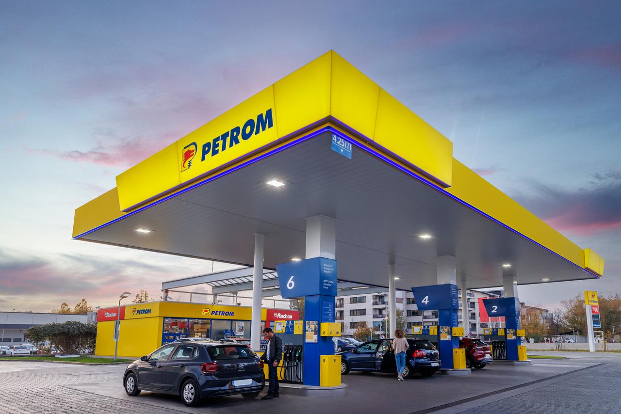 „Petrom implementează a patra reducere de prețuri din această săptămână / Scăderi de costuri au fost observate miercuri, joi și vineri”